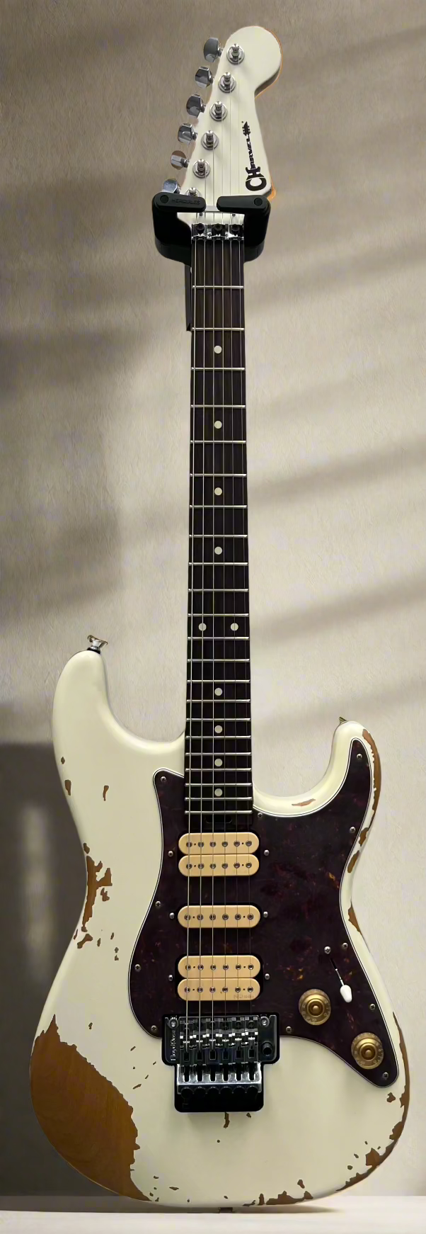 CHARVEL LIMITED EDITION Distressed Relic Super-Stock So-Cal Style 1 HH FR RW, Rosewood Fingerboard, Aged Arctic 2966634300 SERIAL NUMBER MC241757 - 8.4 LBS