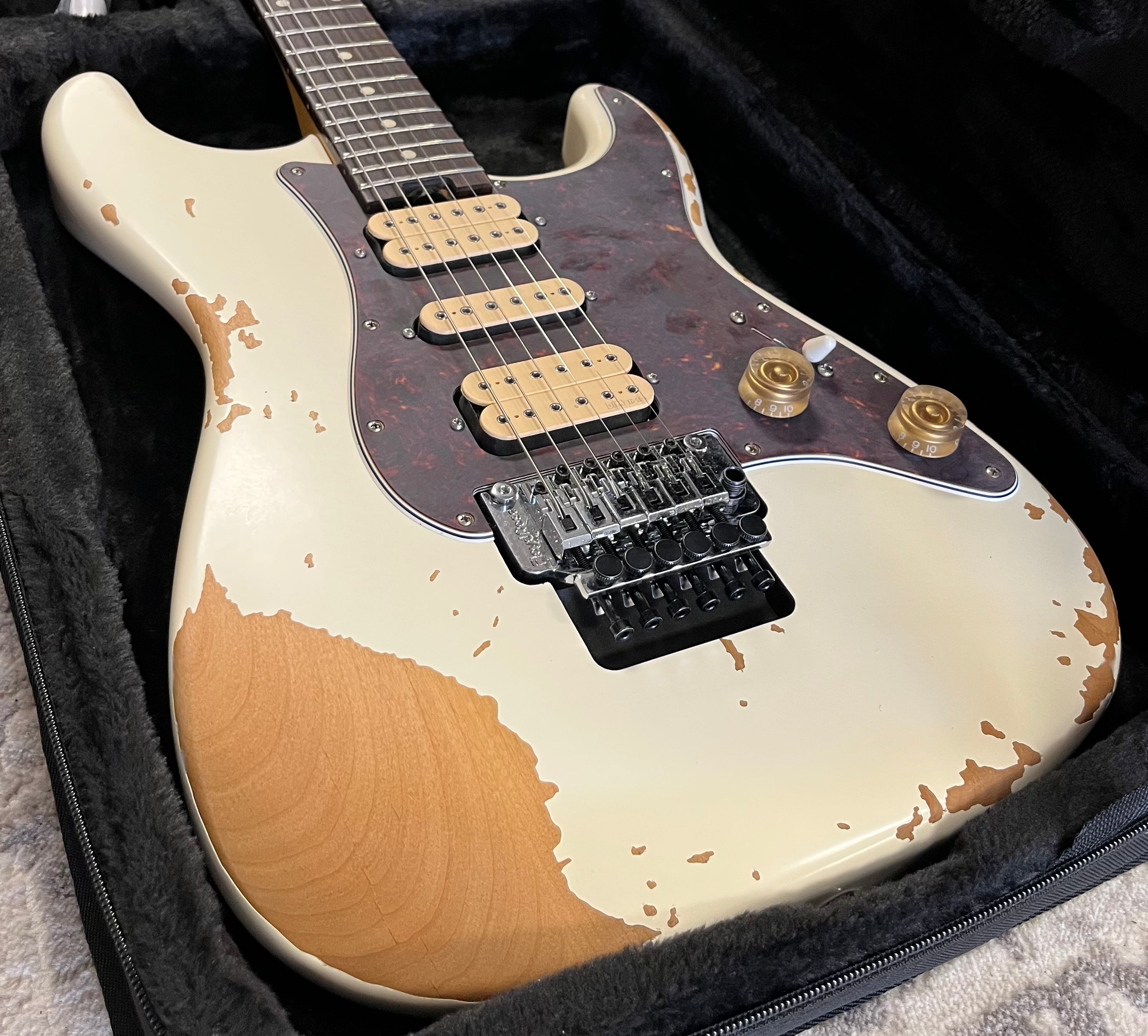 CHARVEL LIMITED EDITION Distressed Relic Super-Stock So-Cal Style 1 HH FR RW, Rosewood Fingerboard, Aged Arctic 2966634300 SERIAL NUMBER MC241757 - 8.4 LBS