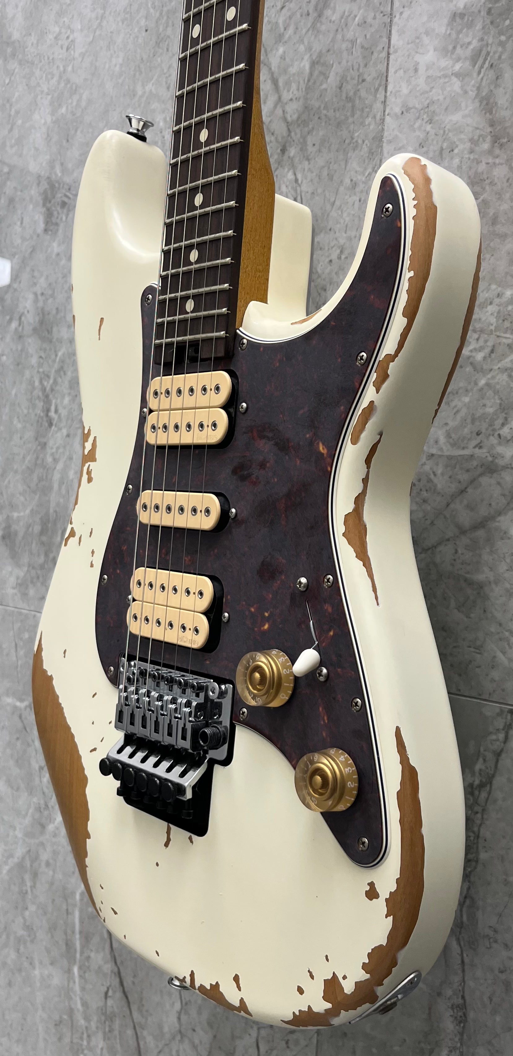 CHARVEL LIMITED EDITION Distressed Relic Super-Stock So-Cal Style 1 HH FR RW, Rosewood Fingerboard, Aged Arctic 2966634300 SERIAL NUMBER MC241757 - 8.4 LBS