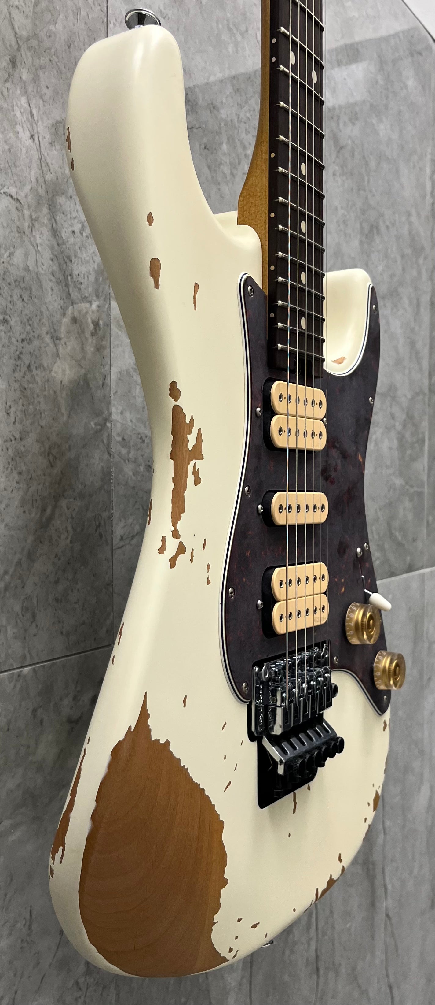 CHARVEL LIMITED EDITION Distressed Relic Super-Stock So-Cal Style 1 HH FR RW, Rosewood Fingerboard, Aged Arctic 2966634300 SERIAL NUMBER MC241757 - 8.4 LBS