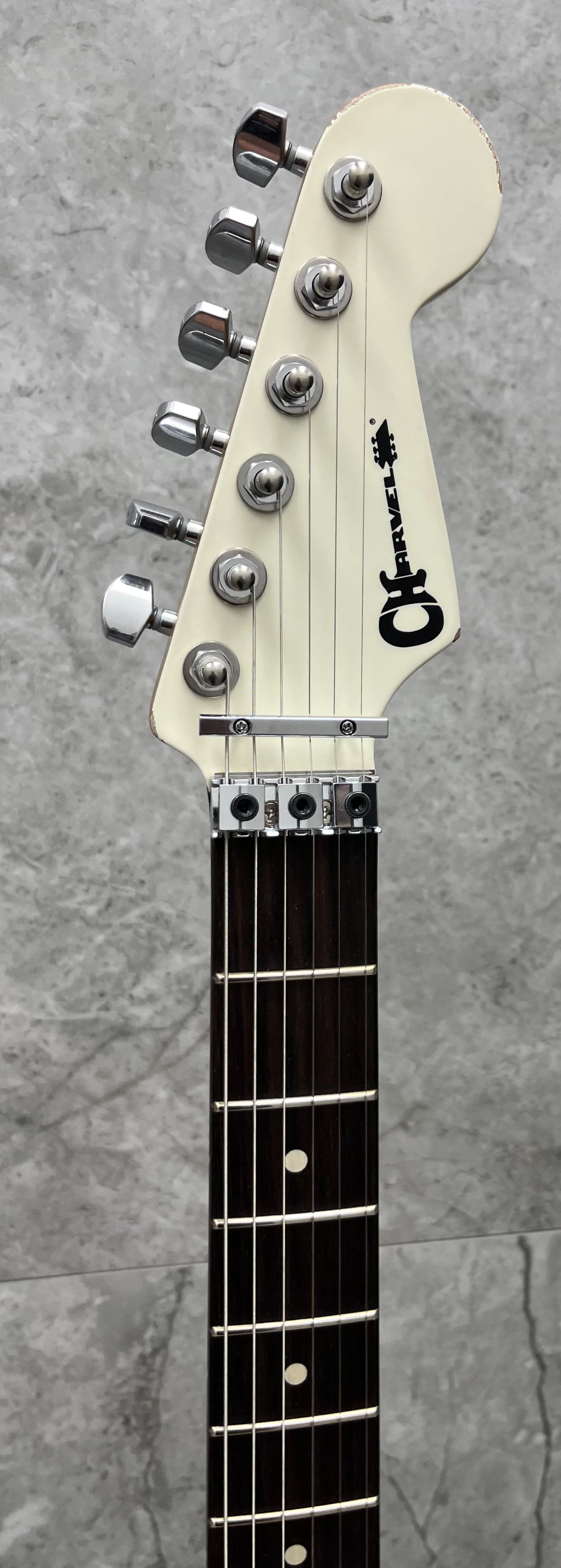 CHARVEL LIMITED EDITION Distressed Relic Super-Stock So-Cal Style 1 HH FR RW, Rosewood Fingerboard, Aged Arctic 2966634300 SERIAL NUMBER MC241757 - 8.4 LBS