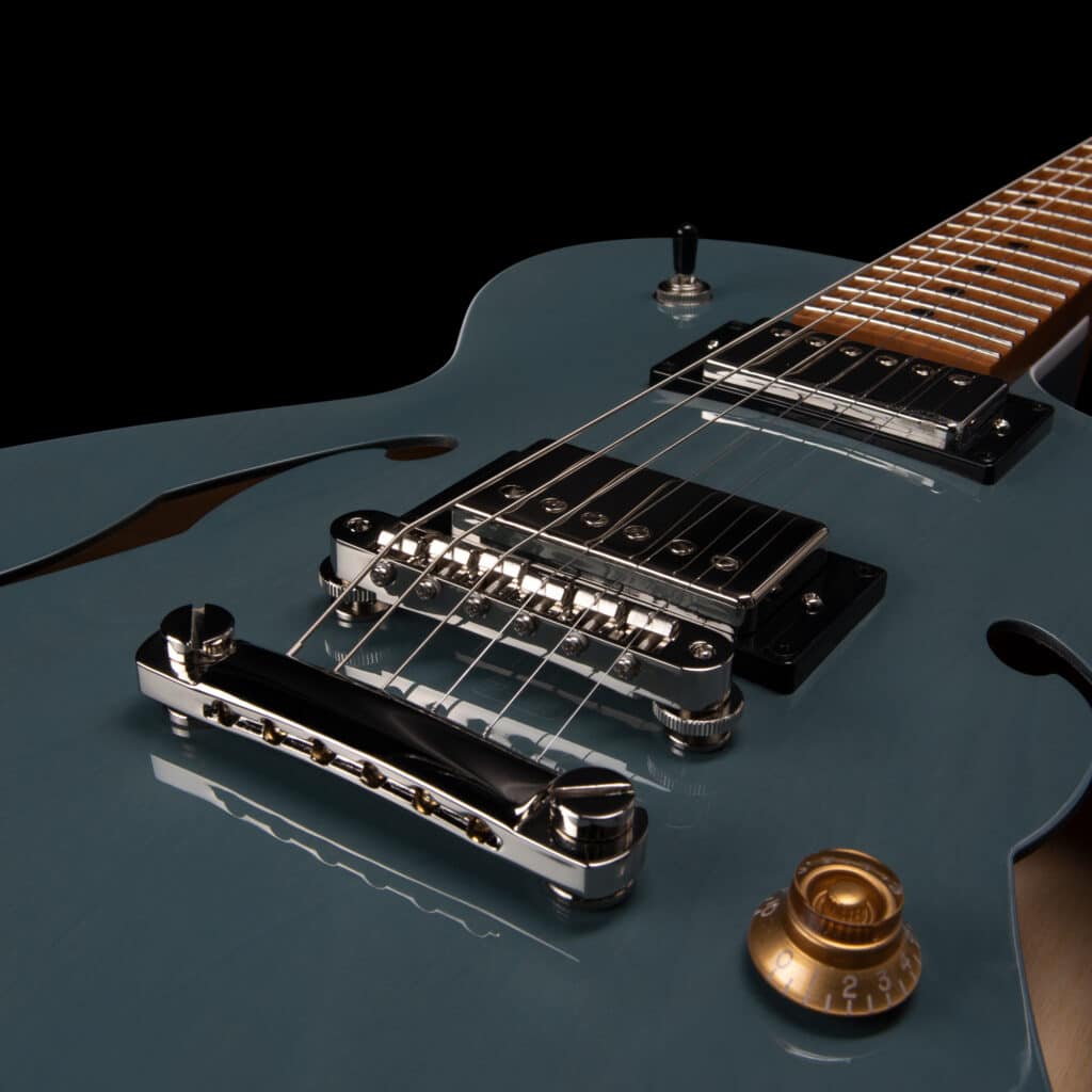 Godin Made in Canada Montreal Premiere Pro Arctik Blue 052370