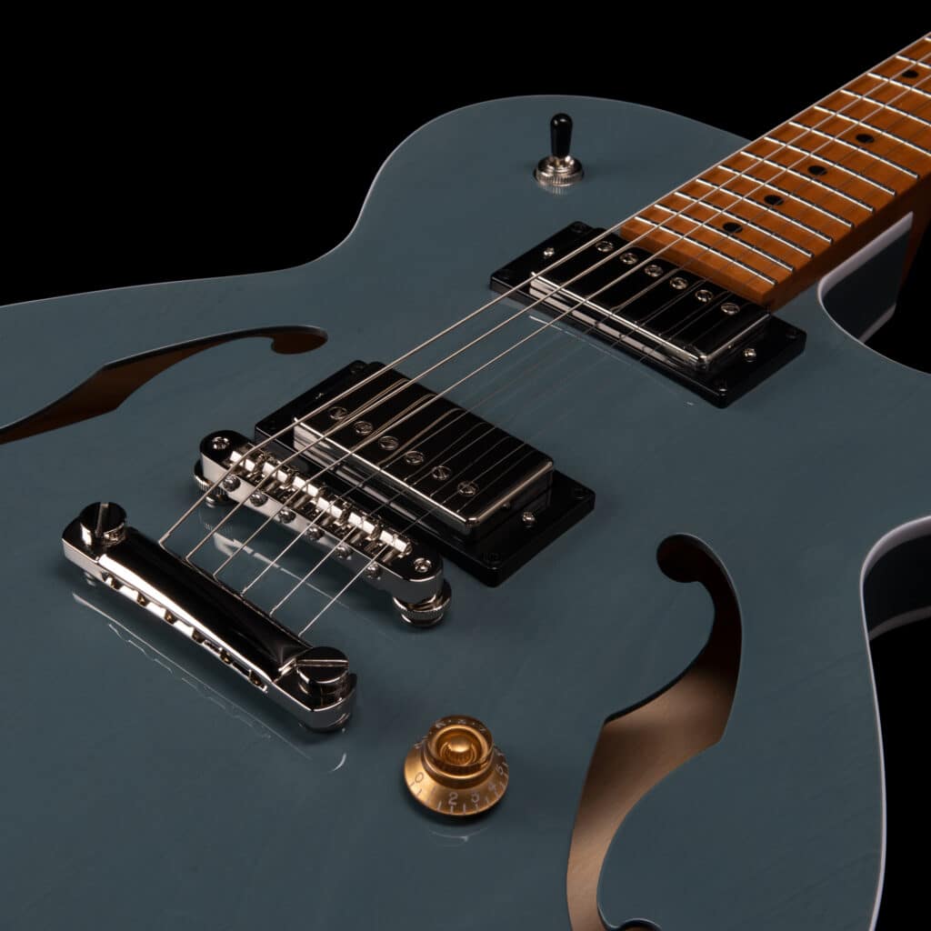 Godin Made in Canada Montreal Premiere Pro Arctik Blue 052370