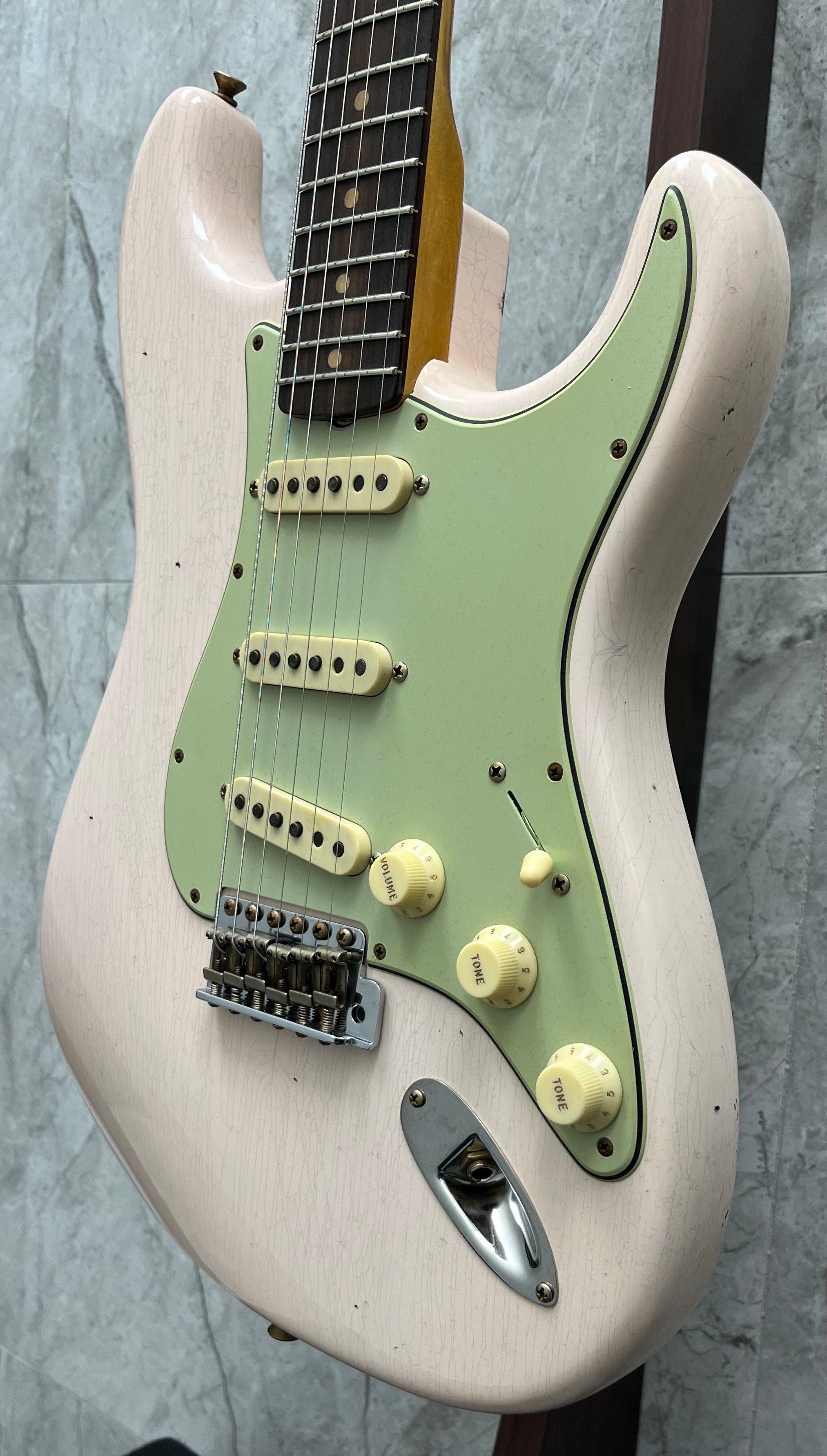 Fender USA Custom Shop 1959 Stratocaster Journeyman Relic 3A Rosewood Fingerboard, Super Faded Aged Shell Pink 9236091088 SERIAL NUMBER CZ582653 - 7.6 LBS