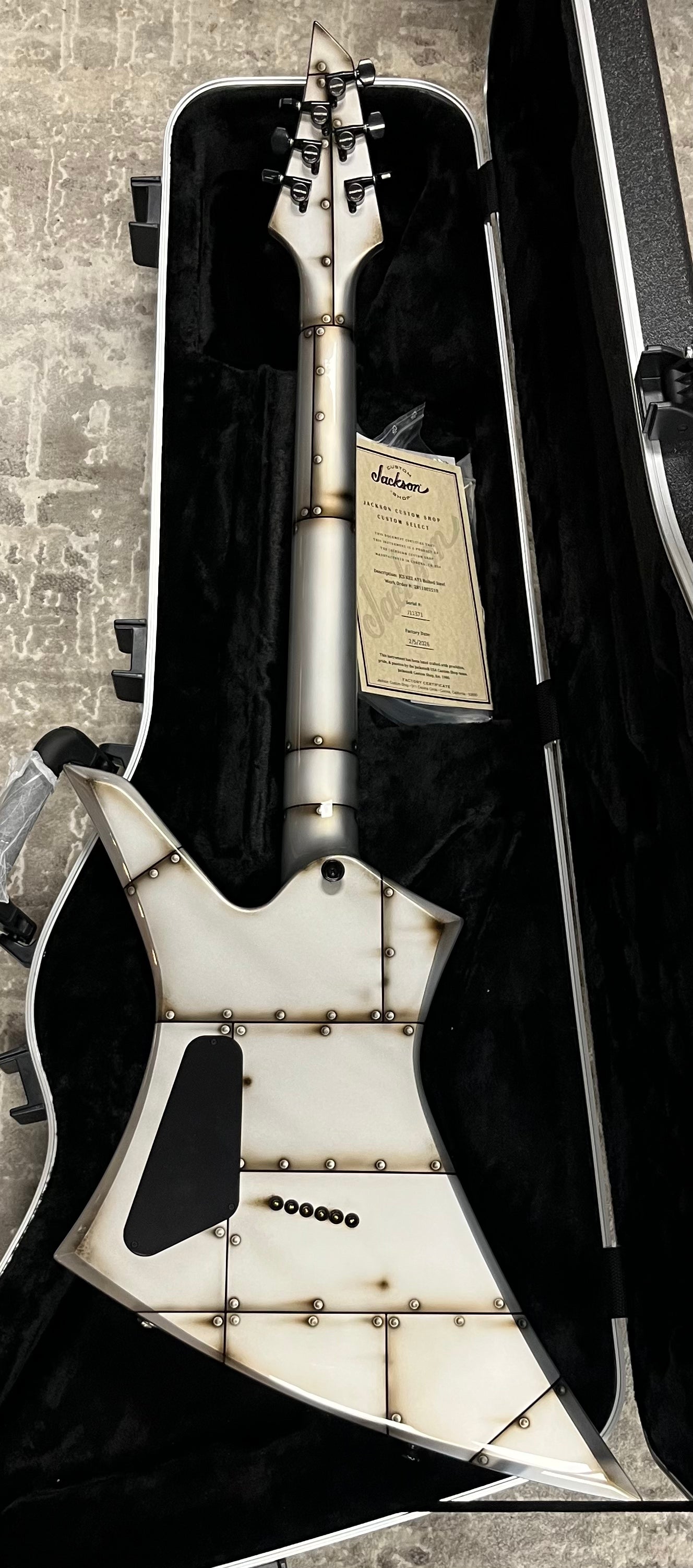 JACKSON USA CUSTOM SHOP KELLY KE2 AT1 - BOLTED STEEL HAND AIRBRUSHED BY THE JACKSON ARTIST 2811002518 SERIAL NUMBER J11371 - 7 LBS 14 OZ