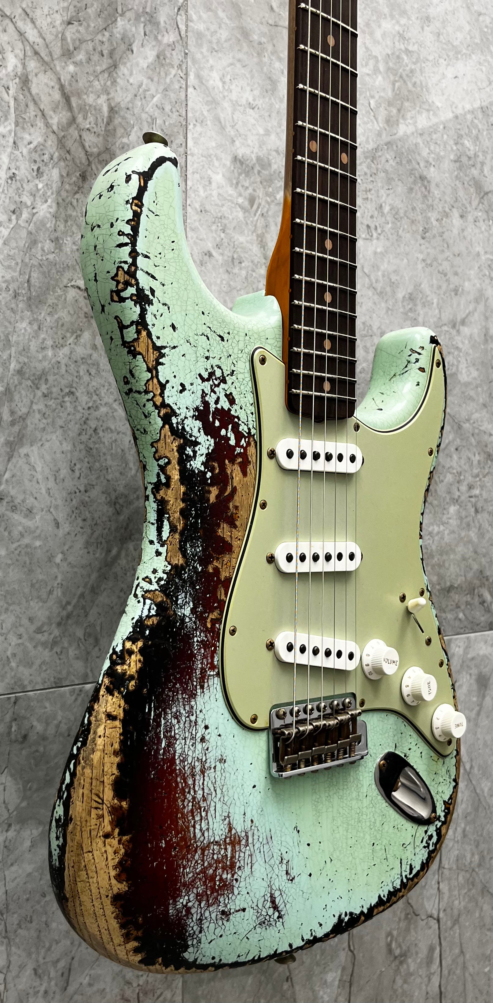 FENDER USA CUSTOM SHOP 1961 Stratocaster Super Heavy Relic, 3A Rosewood Fingerboard, Aged Surf Green over 3-Color Sunburst 9231016779 SERIAL NUMBER CZ590492 - 7 LBS 6 OZ