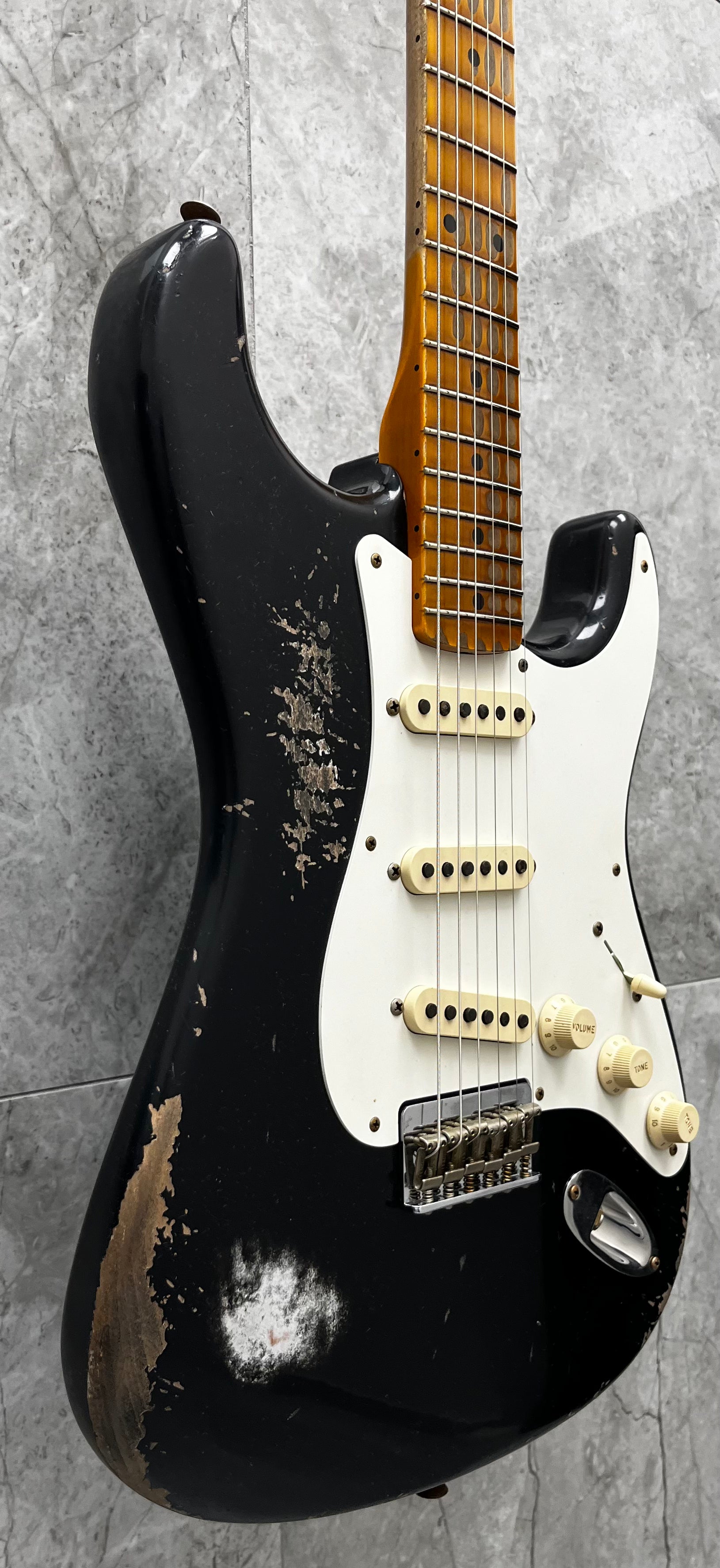 FENDER USA CUSTOM SHOP 1956 Hardtail Stratocaster Heavy Relic Black 9235700225 SERIAL NUMBER CZ2589131 - 6 LBS 15 OZ