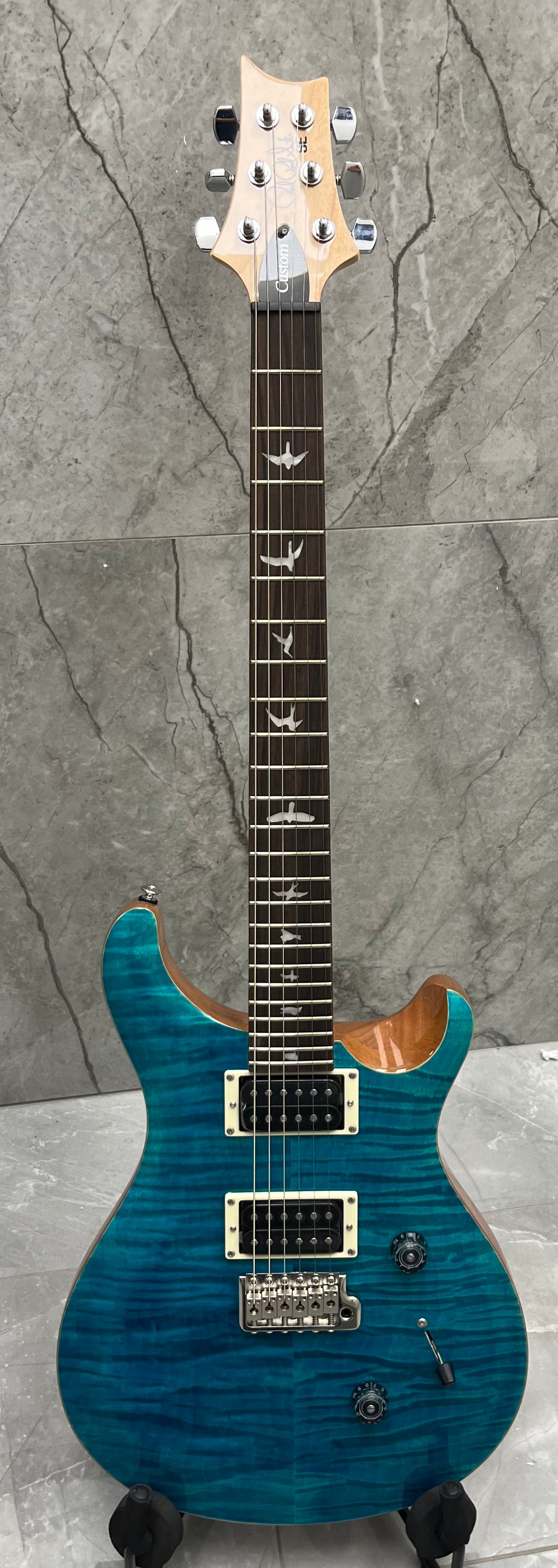 PRS GUITARS SE Custom 24 W/ GIG BAG Blue Matteo / Natural back 108193:BN SERIAL NUMBER CTIH002389 - 7 LBS 8 OZ