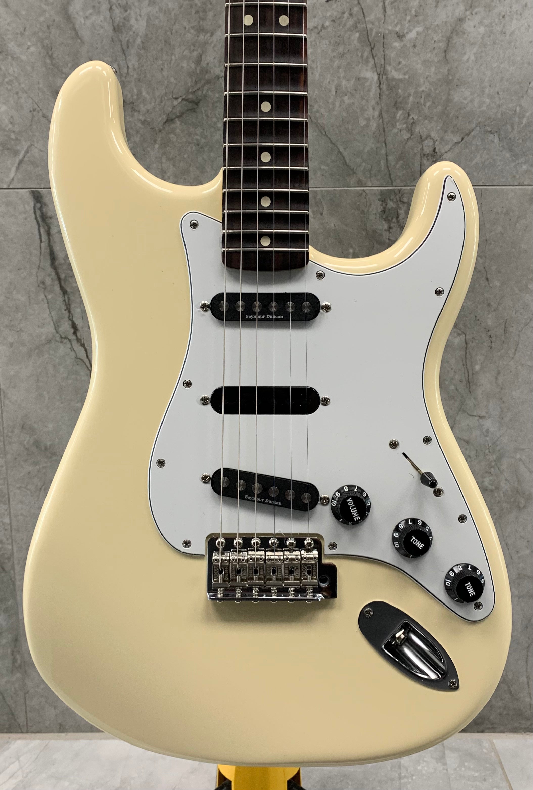Fender Ritchie Blackmore Stratocaster Scalloped Rosewood Fingerboard Olympic White F-0139010305
