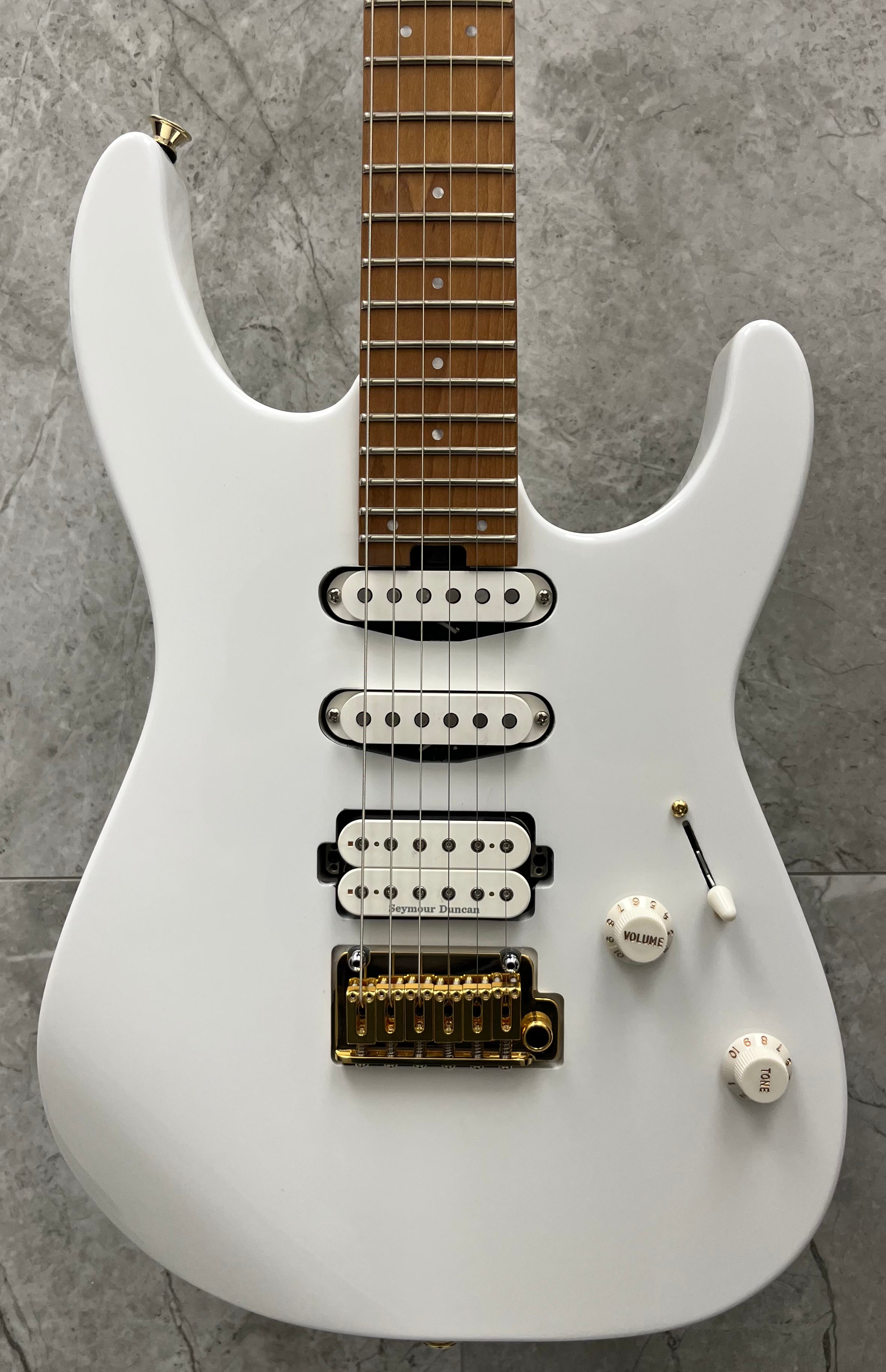 Charvel Pro-Mod DK24 HSS 2PT CM Caramelized Maple Fingerboard Snow Charvel Pro-Mod DK24 HSS 2PT CM Caramelized Maple Fingerboard Snow