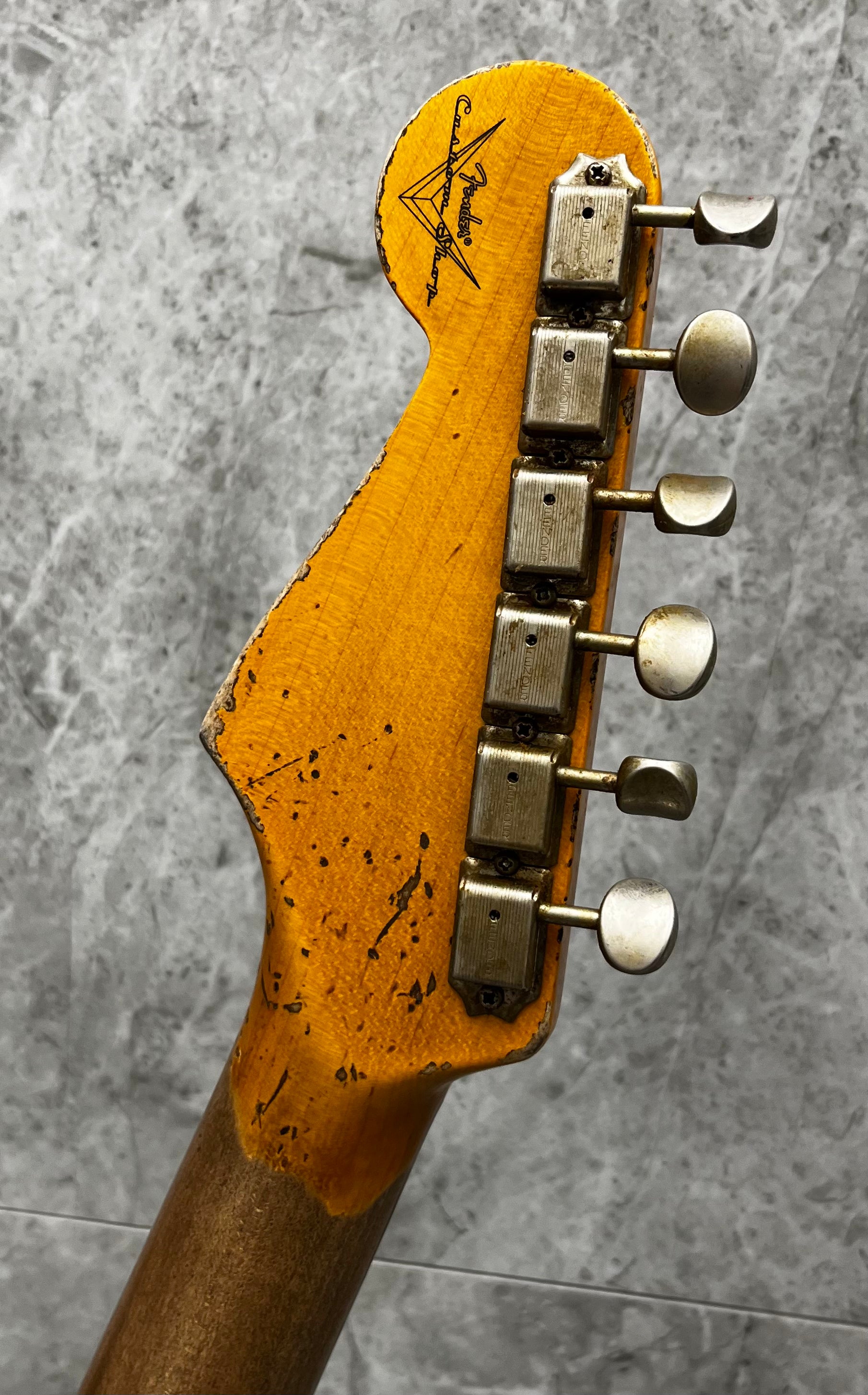 FENDER USA CUSTOM SHOP 1961 Stratocaster Super Heavy Relic, 3A Rosewood Fingerboard, Aged Surf Green over 3-Color Sunburst 9231016779 SERIAL NUMBER CZ590492 - 7 LBS 6 OZ