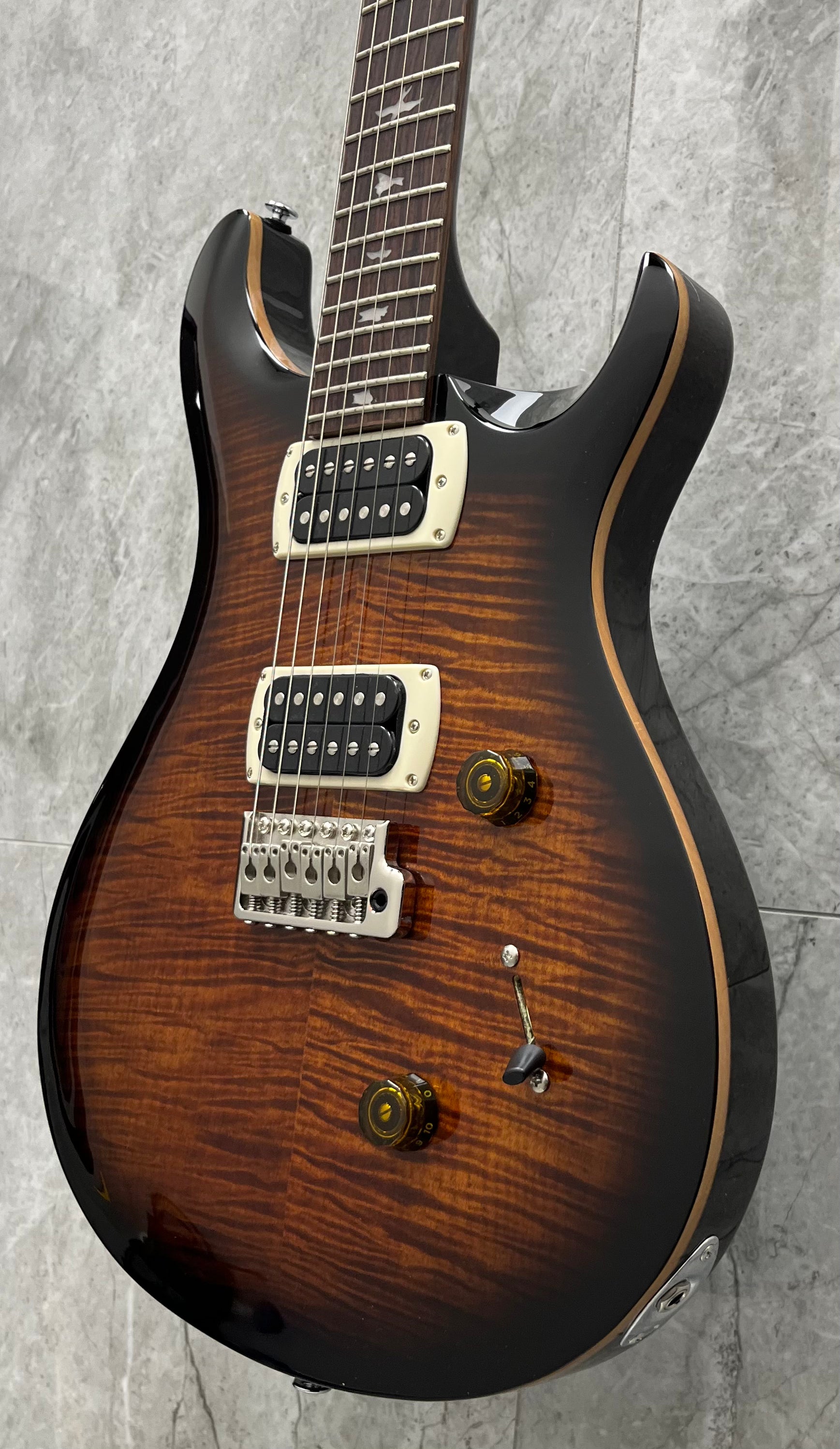 PRS SE Custom 24 – Black Gold FLAME TOP W/ GIG BAG 115977:BG SERIAL NUMBER CTIH039392 - 7 LBS 12 OZ