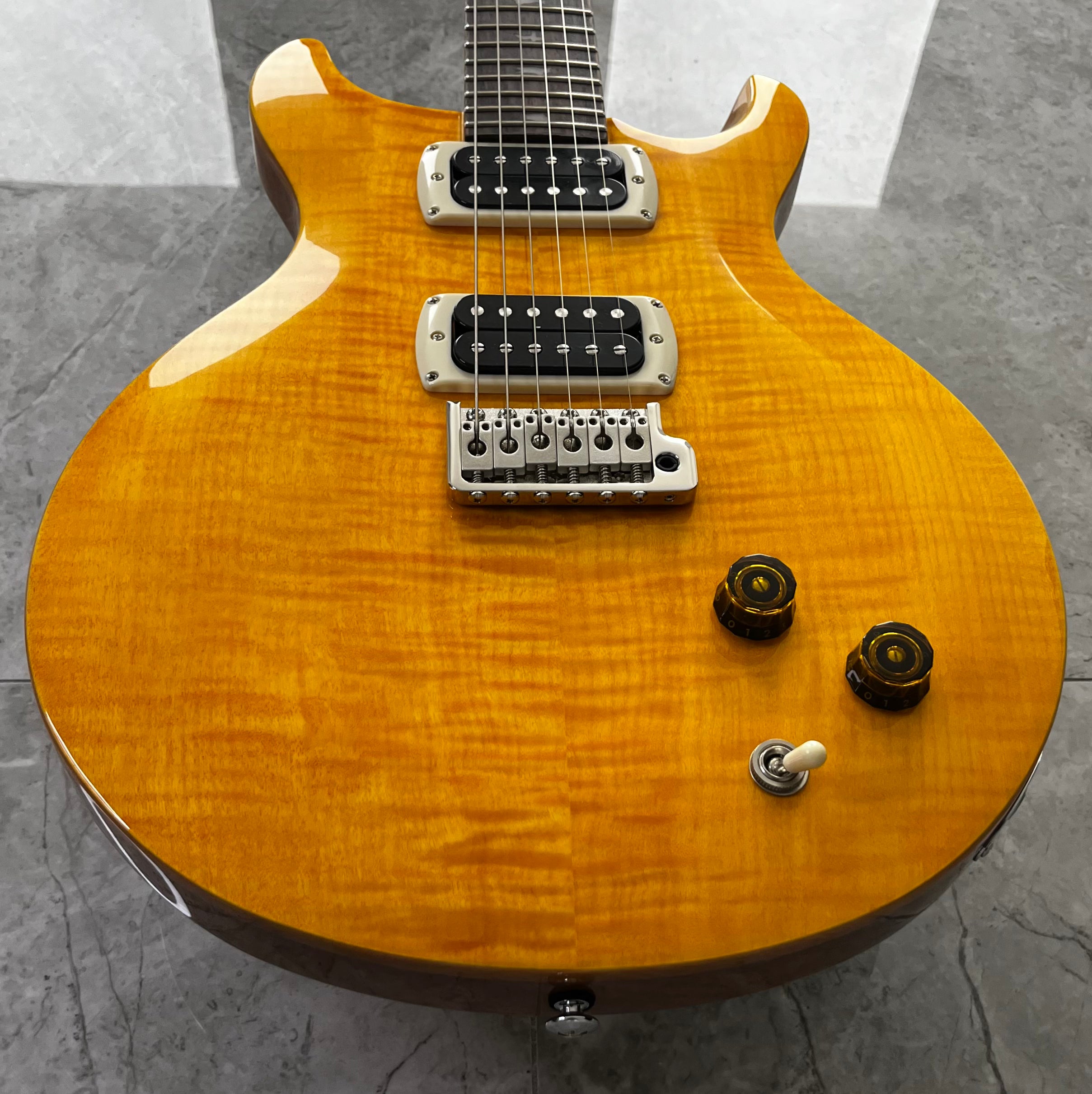 PRS GUITARS SANTANA SE 24 FRET - SANTANA YELLOW W/ GIG BAG 116008::SY SERIAL NUMBER CTII023438 - 7 LBS 9 OZ