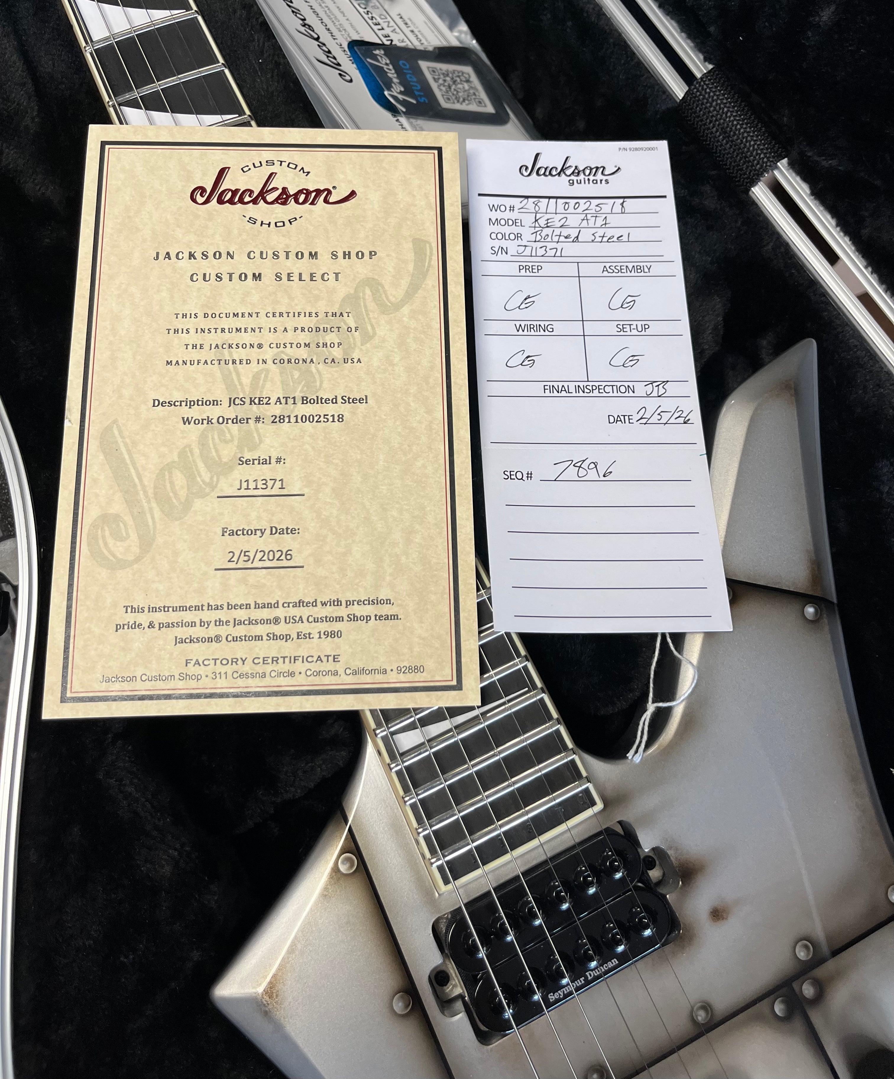 JACKSON USA CUSTOM SHOP KELLY KE2 AT1 - BOLTED STEEL HAND AIRBRUSHED BY THE JACKSON ARTIST 2811002518 SERIAL NUMBER J11371 - 7 LBS 14 OZ