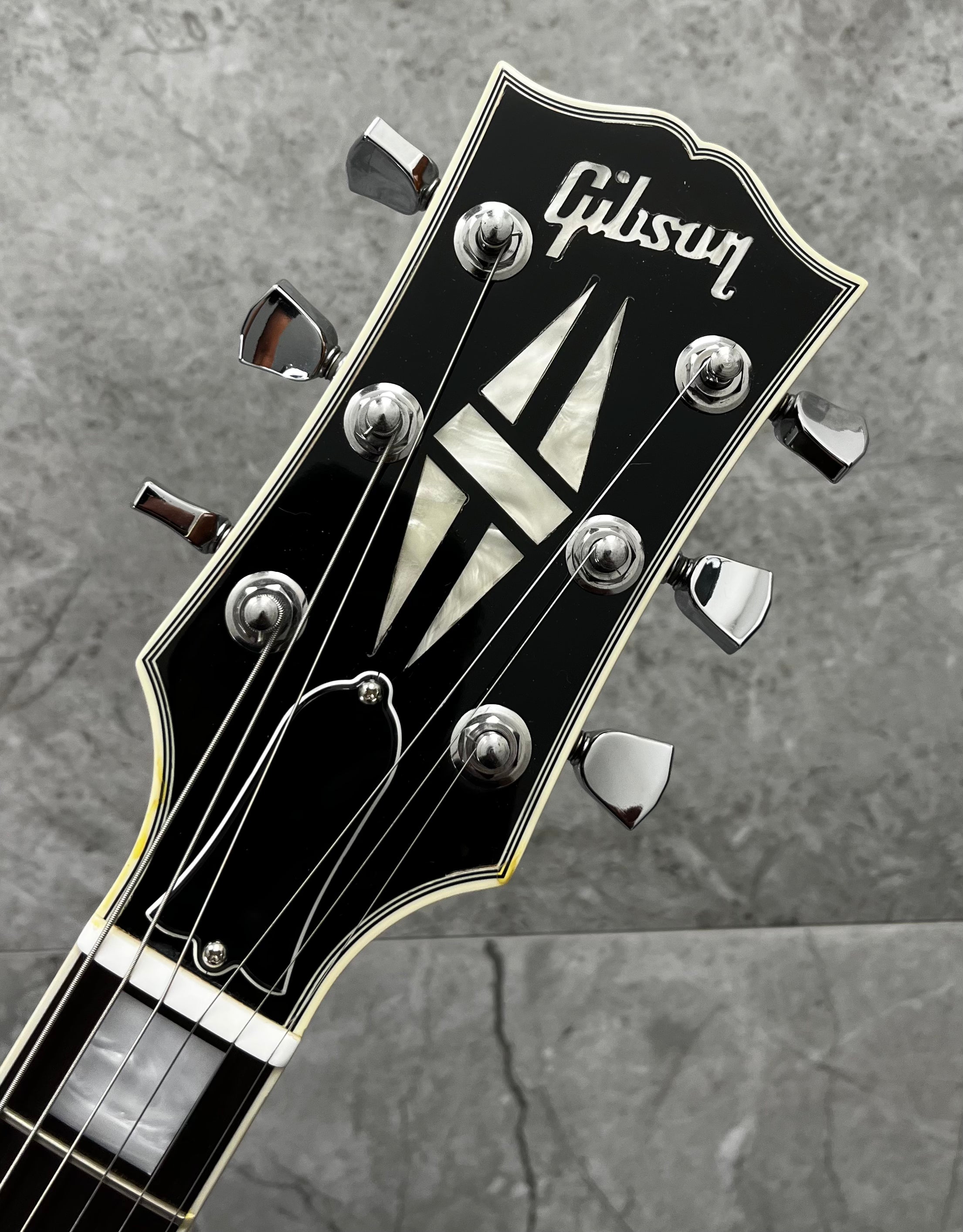 Gibson USA Les Paul Custom Classic Gold Top  - Consignment - USED SPECIAL 2012 - EXCELLENT CONDITION - SERIAL NUMBER 127211312 - 9 LBS 6 OZ