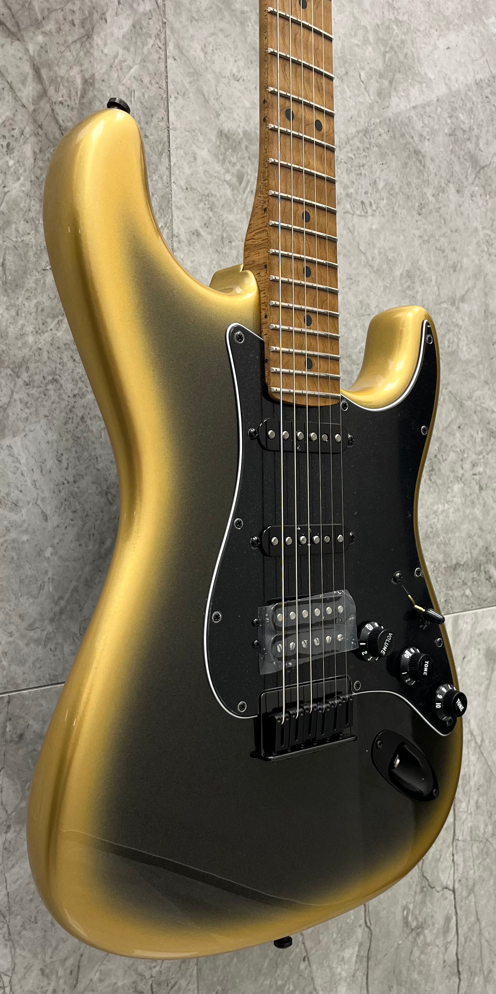 FENDER USA Limited Edition American Professional II Stratocaster, HSS, Roasted Flame Maple Fingerboard Gold Night 0173912771 SERIAL NUMBER US24066632 - 7.2 LBS