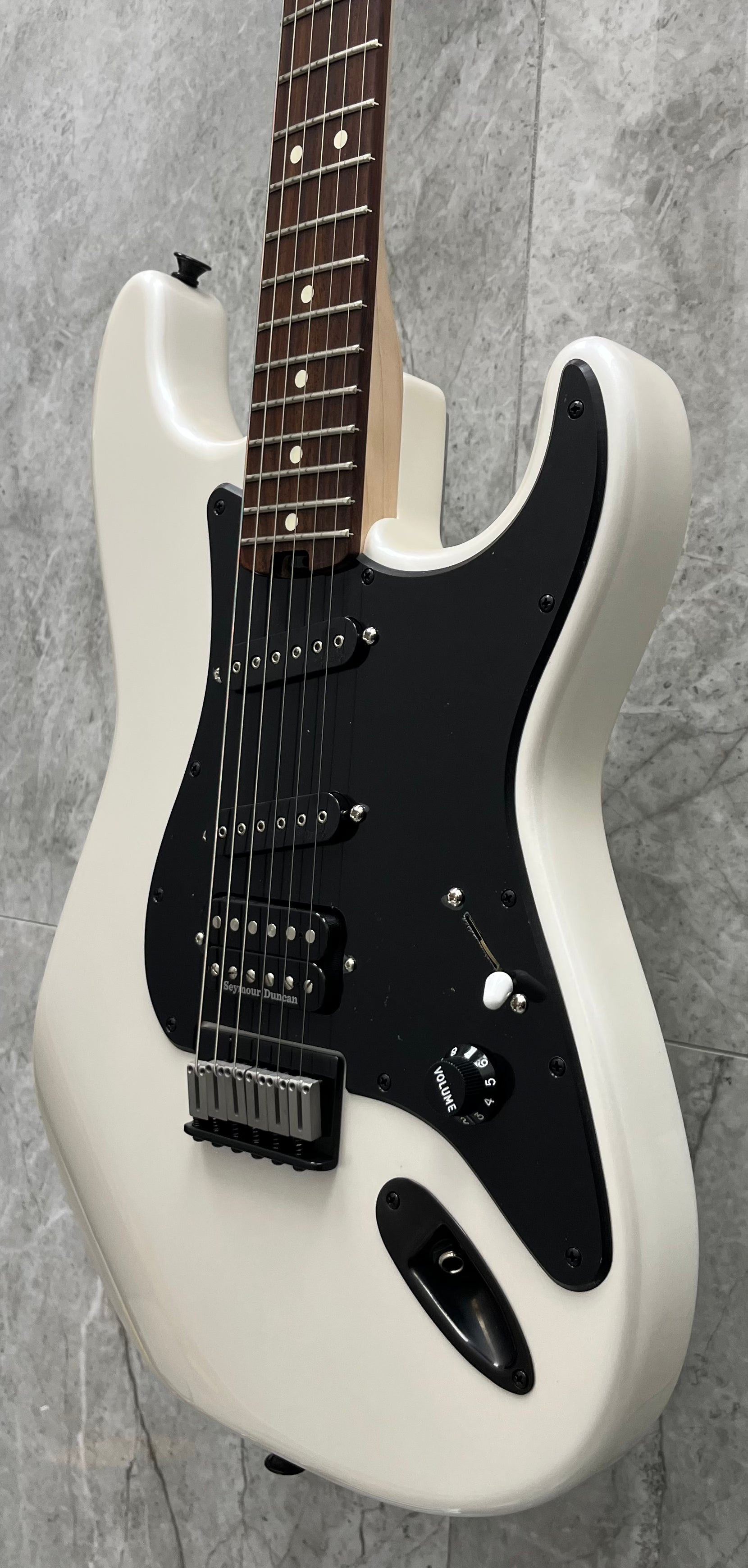 CHARVEL Jake E Lee Signature Pro-Mod So-Cal Style 1 HSS HT Rosewood Fingerboard Pearl White 2966253576 SERIAL NUMBER MC218934 - 7 LBS 9 OZ