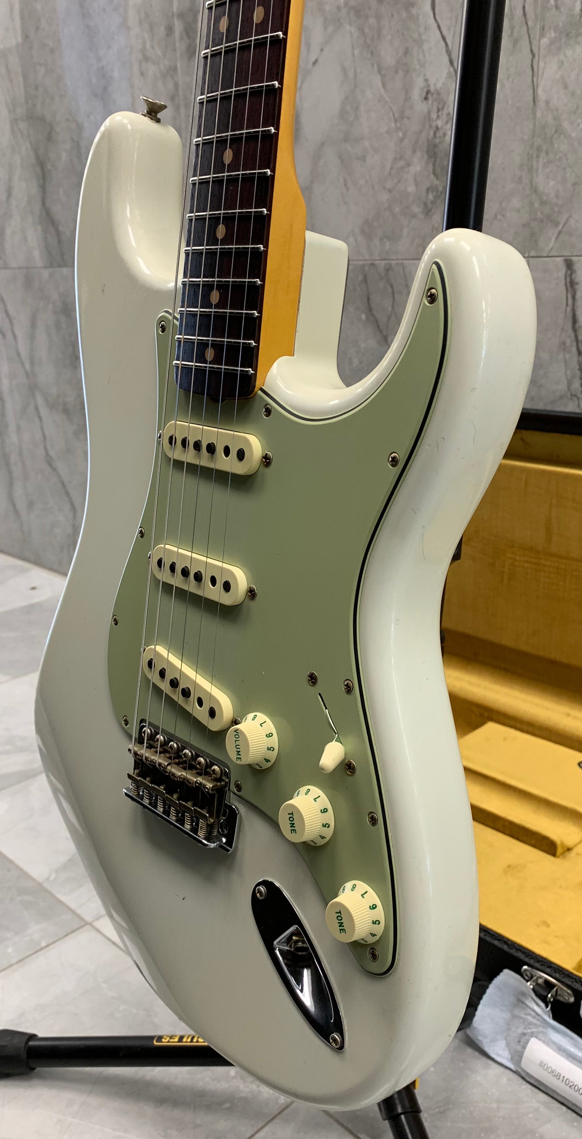 Fender Custom Shop 64 Stratocaster Journeyman Relic, Rosewood Fingerboard in Aged Olympic White 9235001578