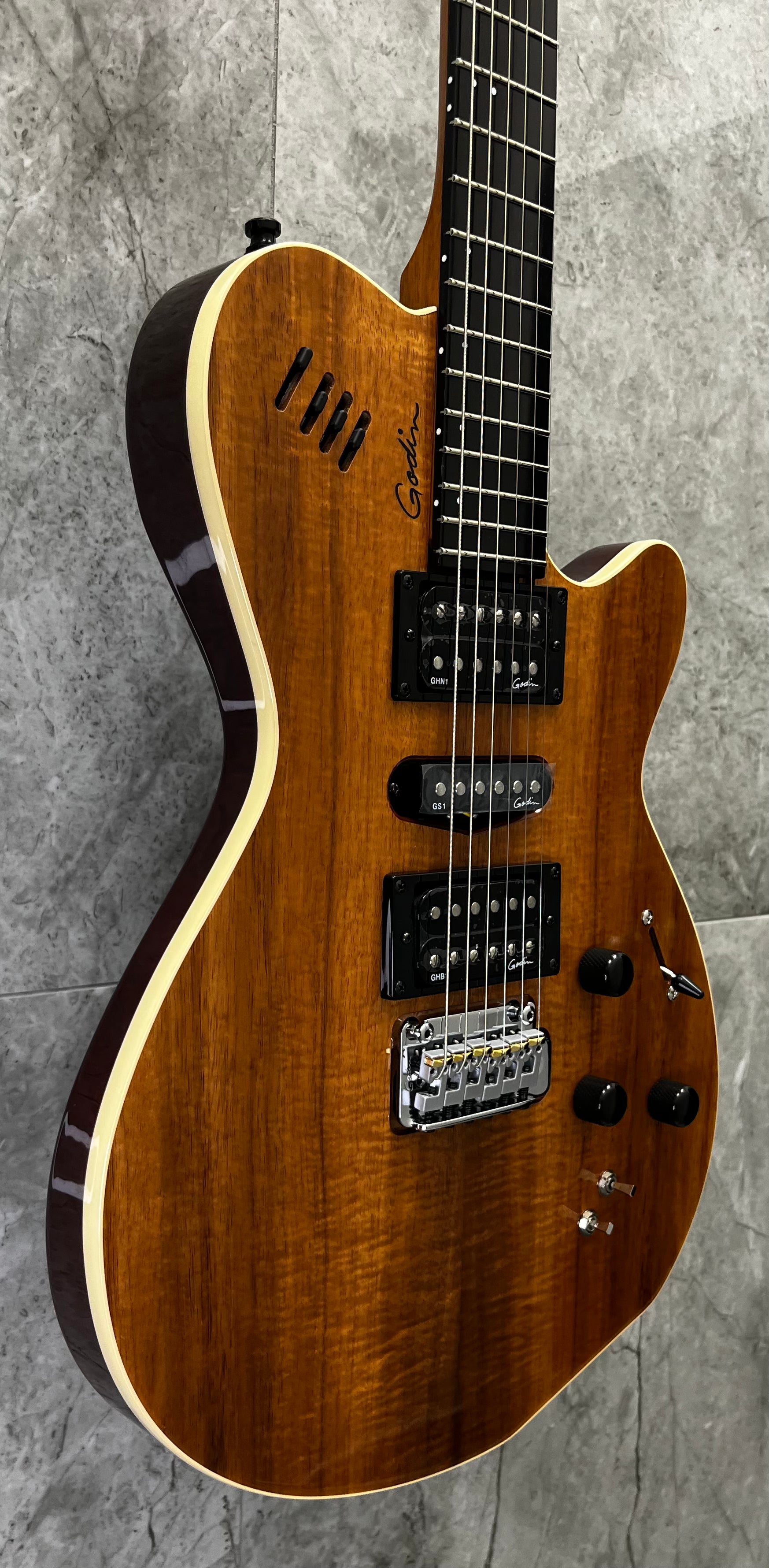 Godin Made in Canada xtSA 6 String Koa Extreme HG W/ GIG BAG 041497 SERIAL NUMBER 26316368 - 7 LBS 9 OZ