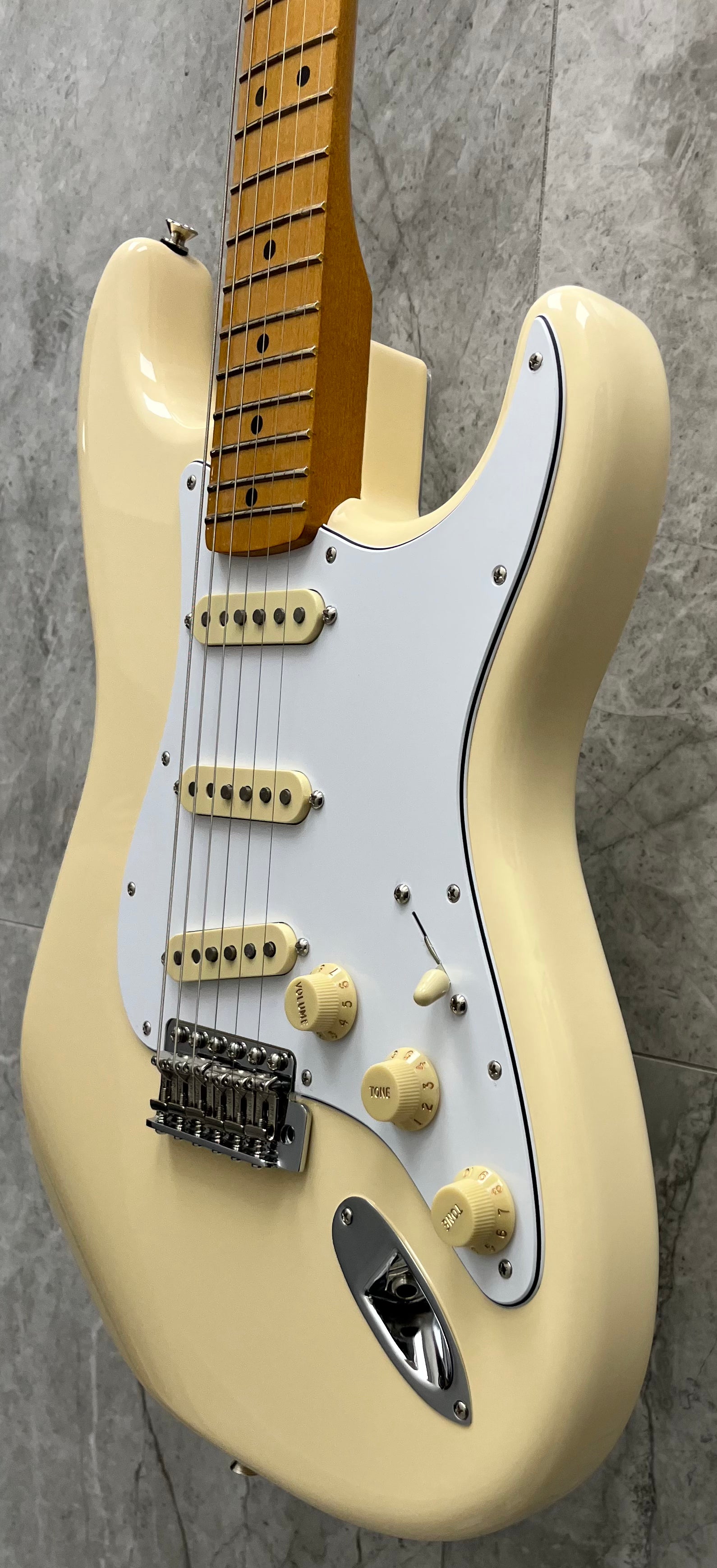 Fender Jimi Hendrix Stratocaster, Maple Fingerboard, Olympic White 0145802305 SERIAL NUMBER MX25014652 - 7.8 LBS