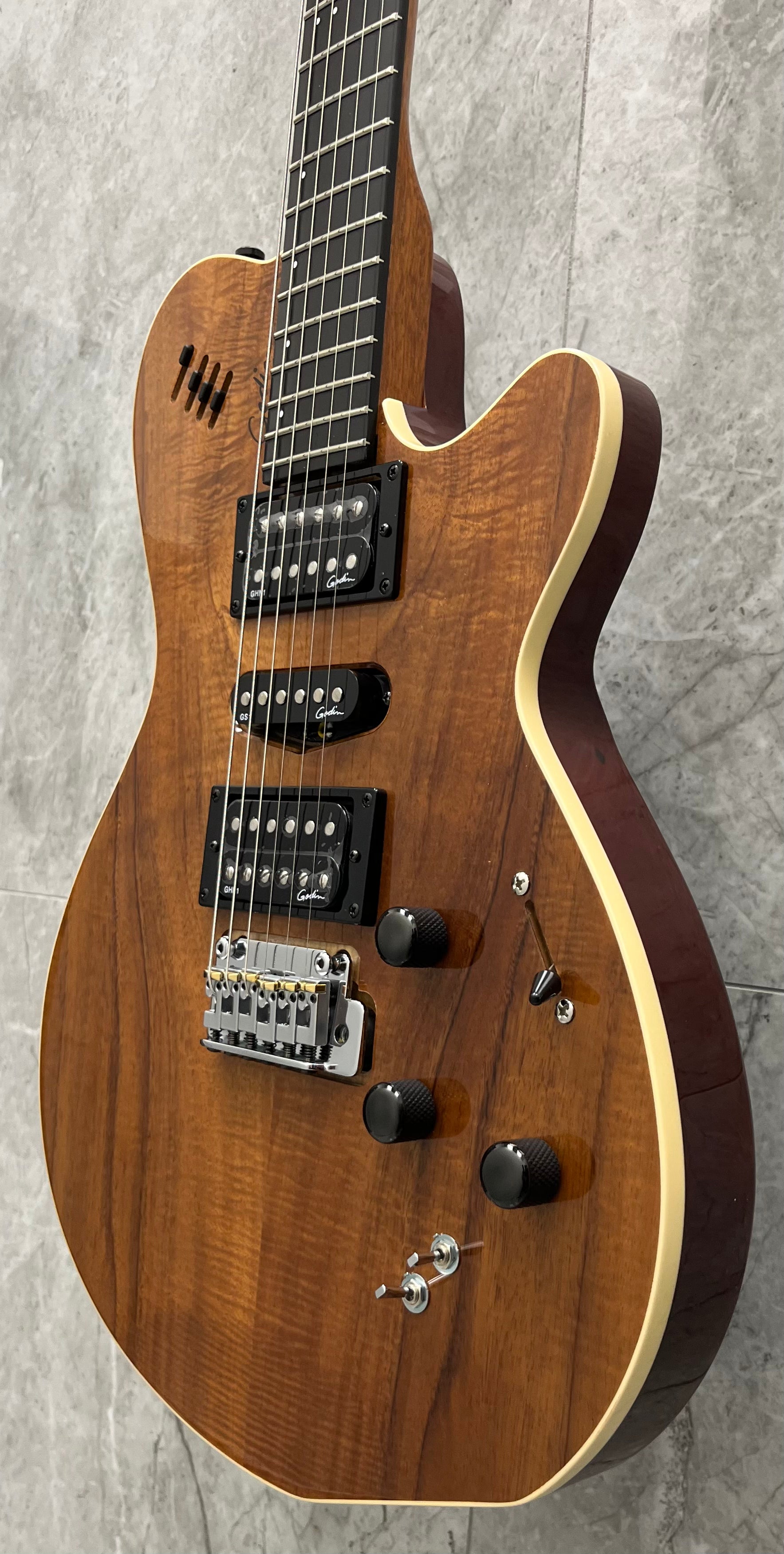 Godin Made in Canada xtSA 6 String Koa Extreme HG W/ GIG BAG 041497 SERIAL NUMBER 22184102 - 8.4 LBS