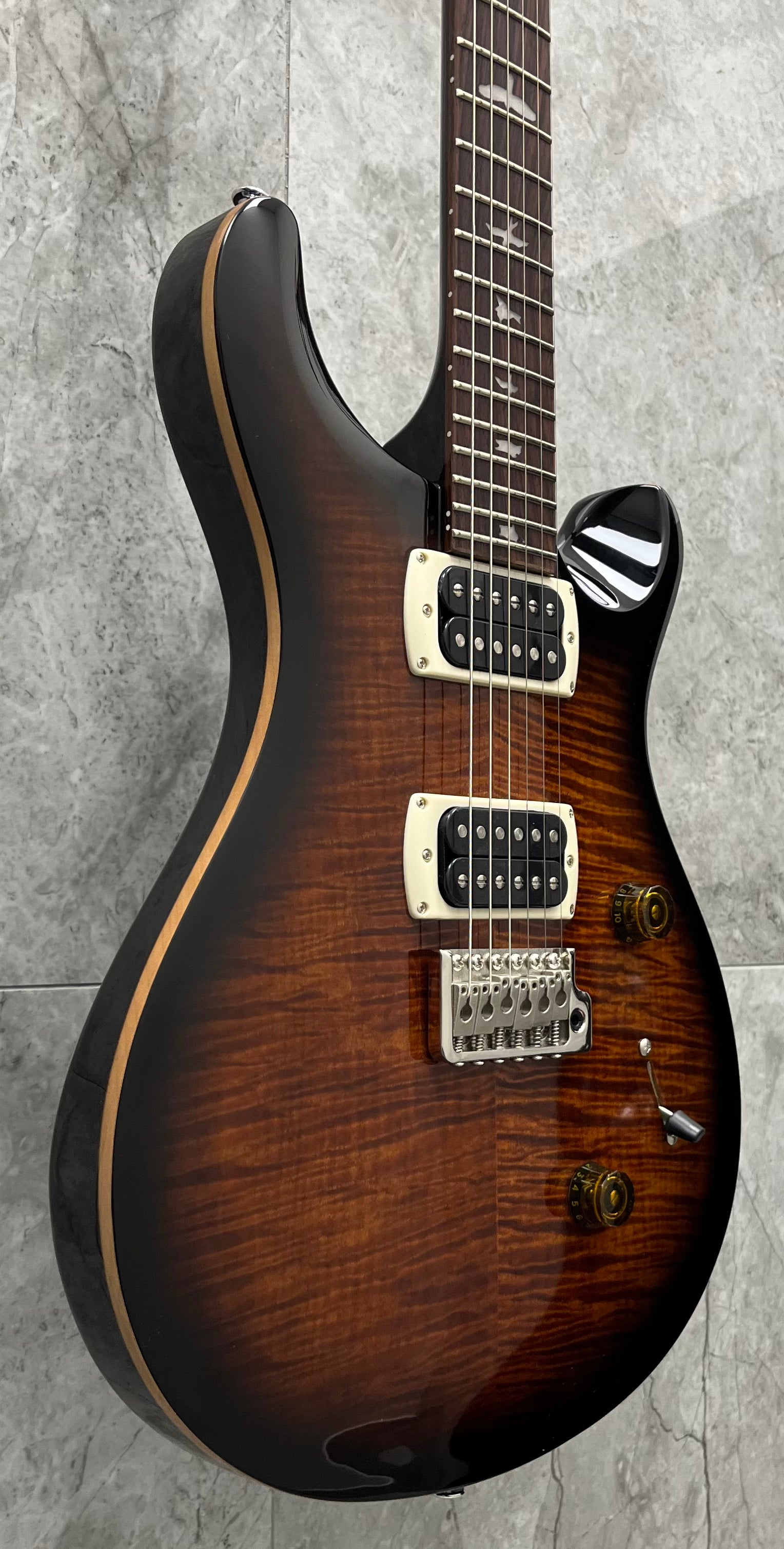PRS SE Custom 24 – Black Gold FLAME TOP W/ GIG BAG 115977:BG SERIAL NUMBER CTIH039392 - 7 LBS 12 OZ