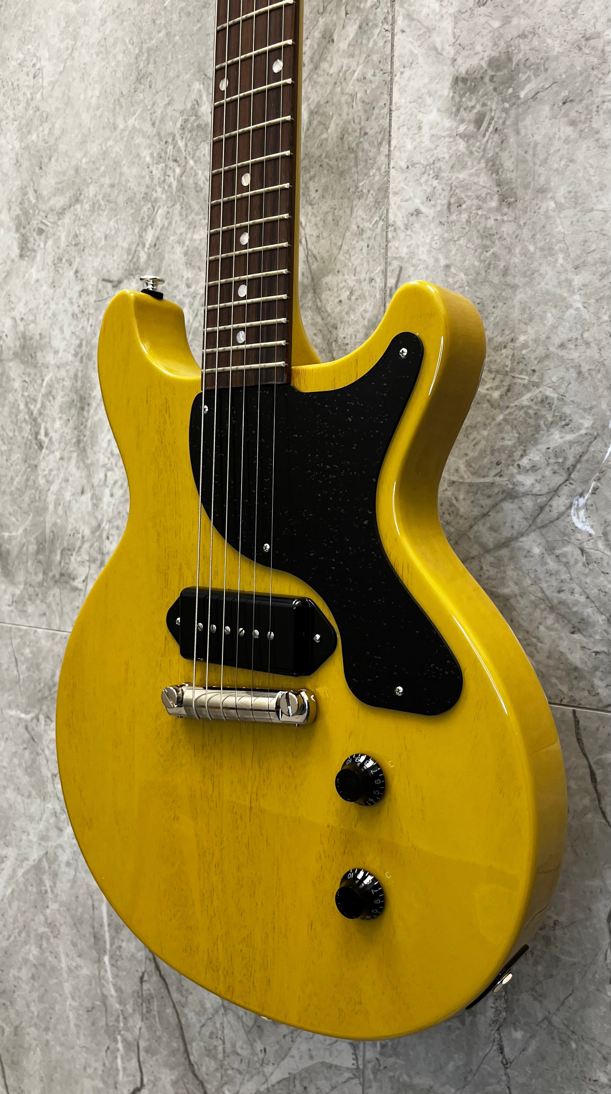 Gibson USA Les Paul Junior Double Cut Electric Guitar with Hardshell Case - TV Yellow LPJD00TVNH SERIAL NUMBER 214760151 - 7 LBS 2 OZ