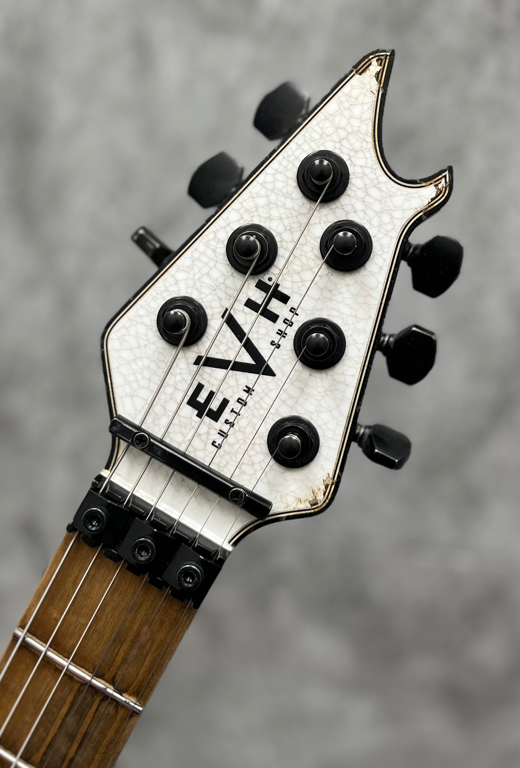 EVH USA CUSTOM SHOP STRIPED RELIC WOLFGANG WHITE / BLACK 5101025093 SERIAL NUMBER WG17791A - 8 LBS 6 OZ