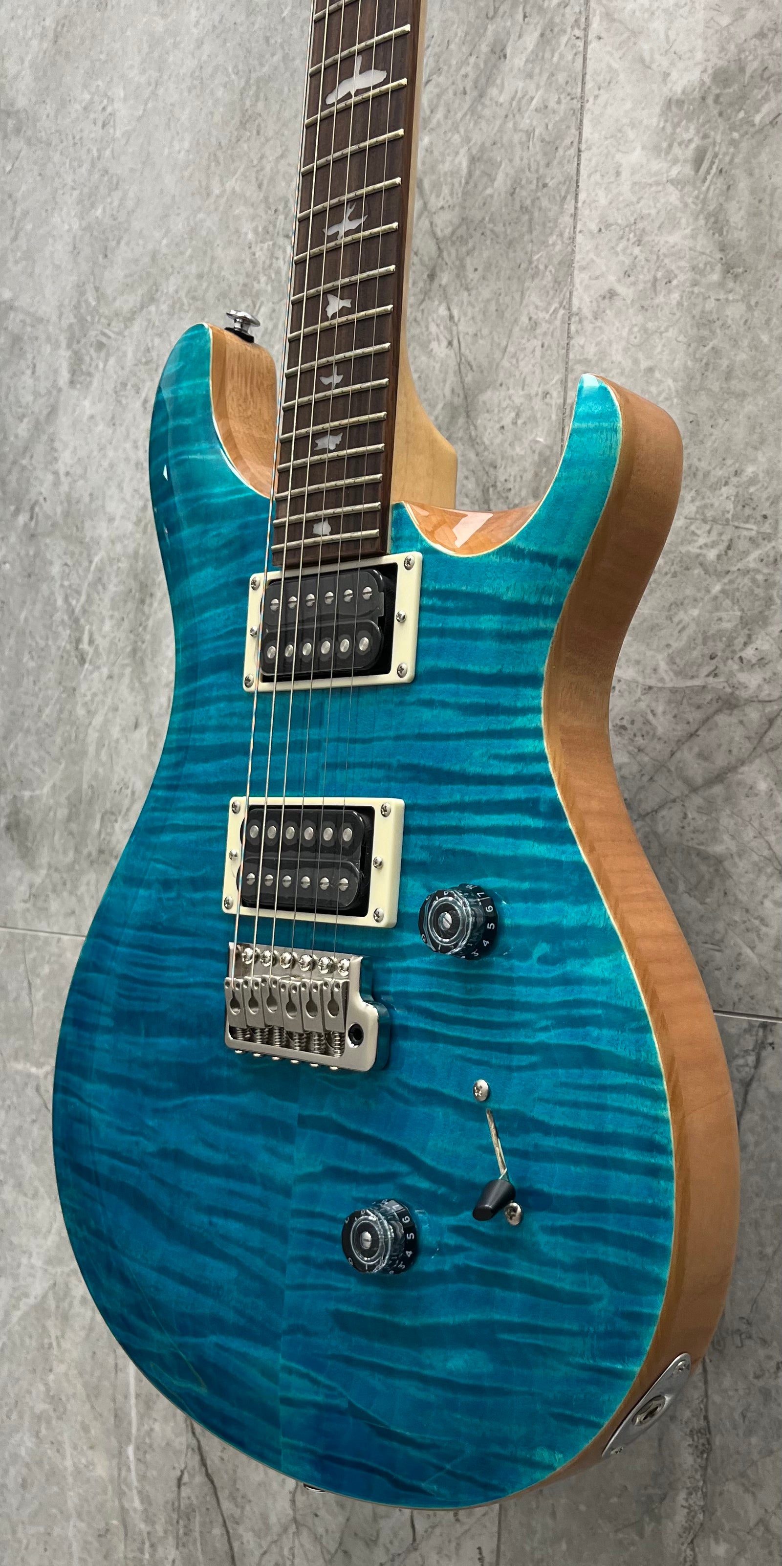 PRS GUITARS SE Custom 24 W/ GIG BAG Blue Matteo / Natural back 108193:BN SERIAL NUMBER CTIH002389 - 7 LBS 8 OZ