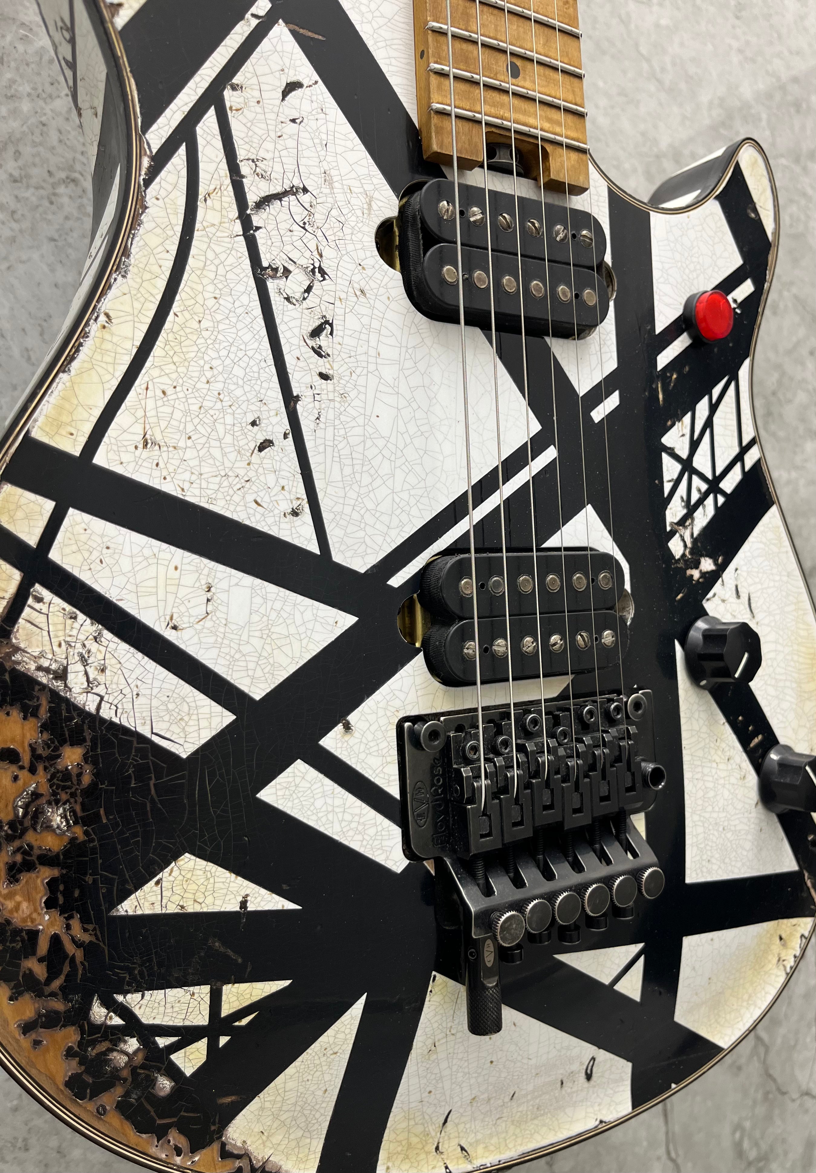 EVH USA CUSTOM SHOP STRIPED RELIC WOLFGANG WHITE / BLACK 5101025093 SERIAL NUMBER WG17583A - 7 LBS 9 OZ