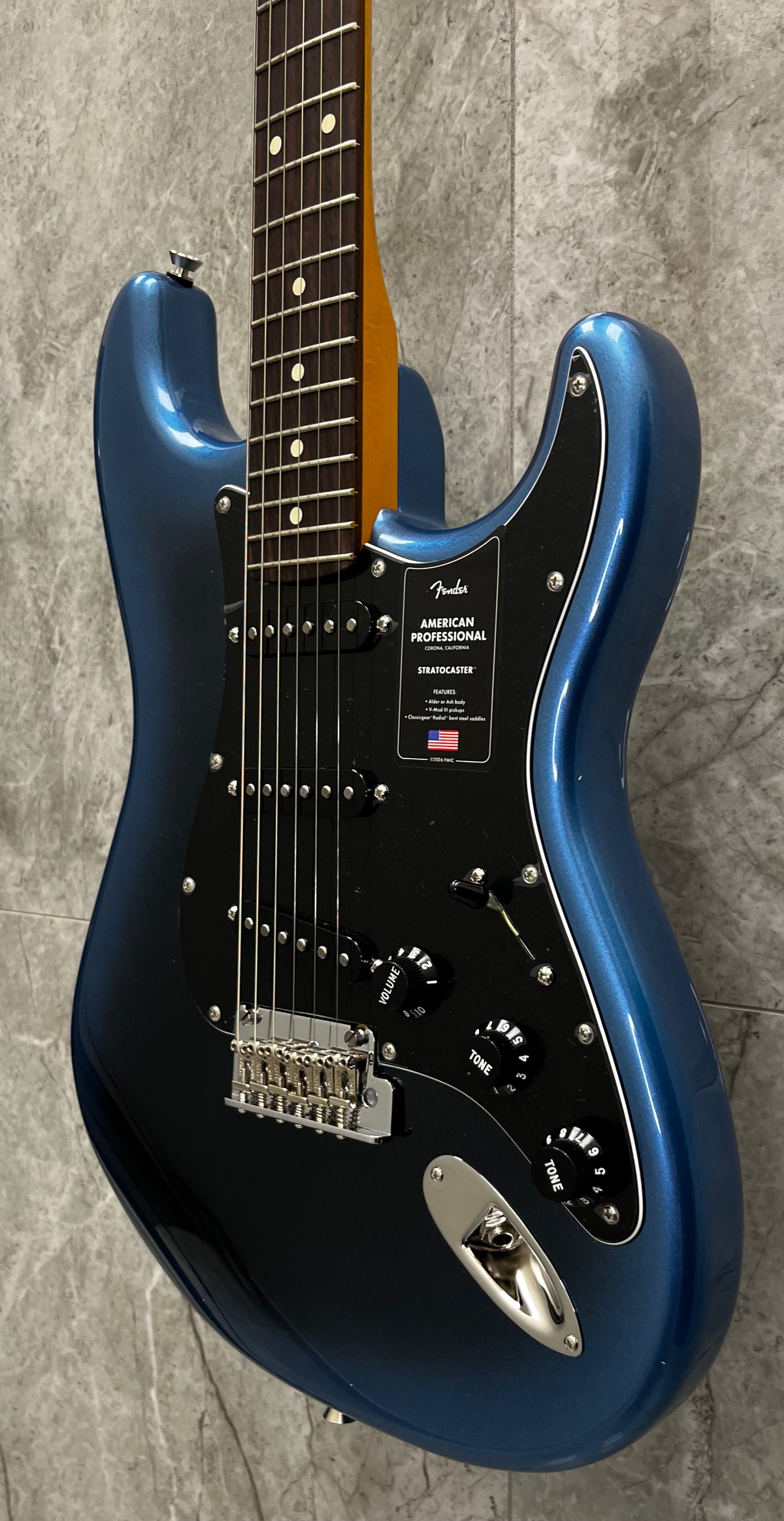 FENDER American Professional Stratocaster MADE IN THE USA Rosewood Fingerboard, Dark Night 011-1110-761 SERIAL NUMBER US26081717 - 8 LBS 4 OZ