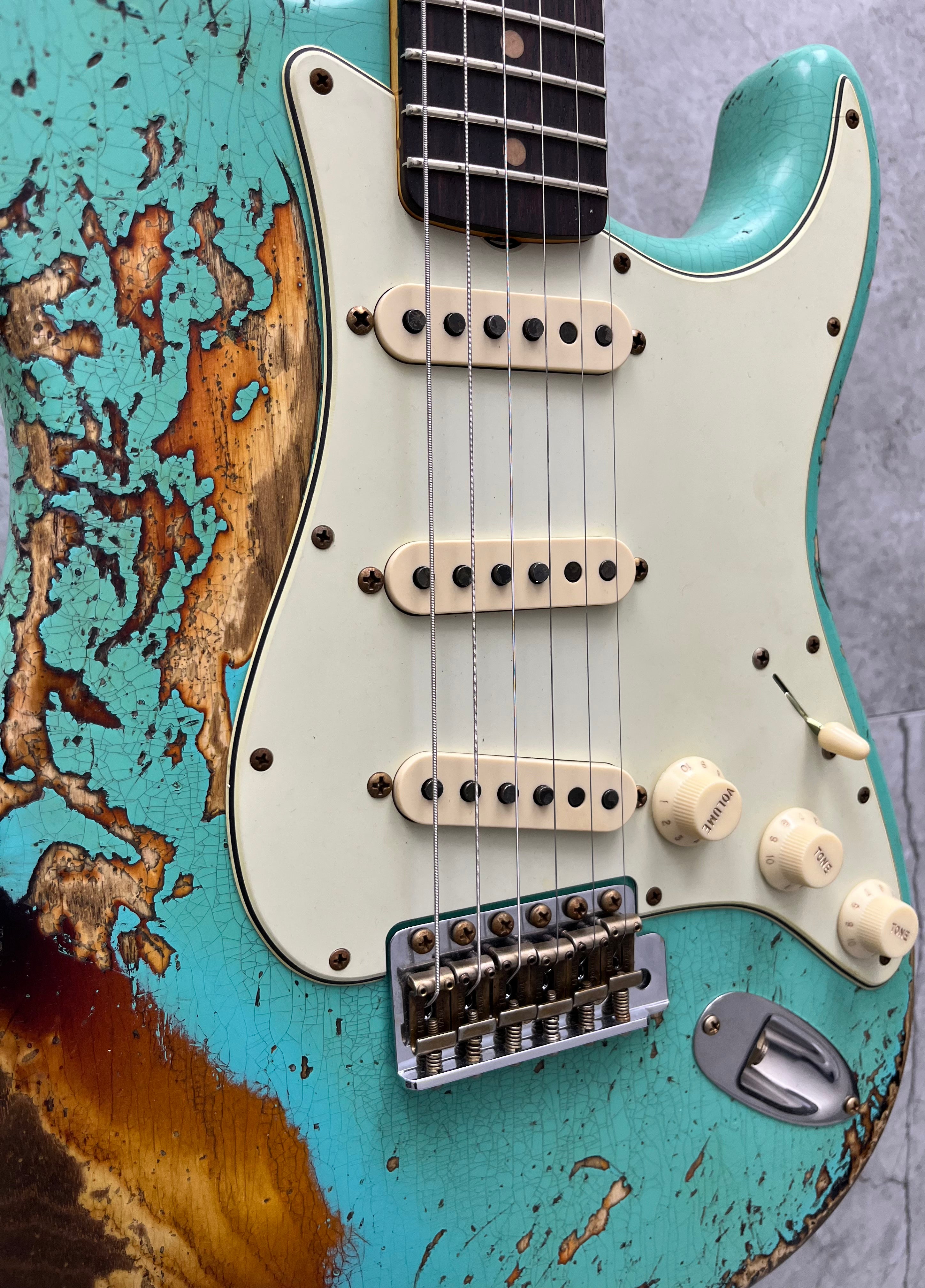 Fender Custom Shop 1963 Stratocaster Super Heavy Relic 3A Rosewood Fingerboard, Super Faded Aged Surf Green over 3-Color Sunburst 9236091095 SERIAL NUMBER CZ582480 - 7.4 LBS