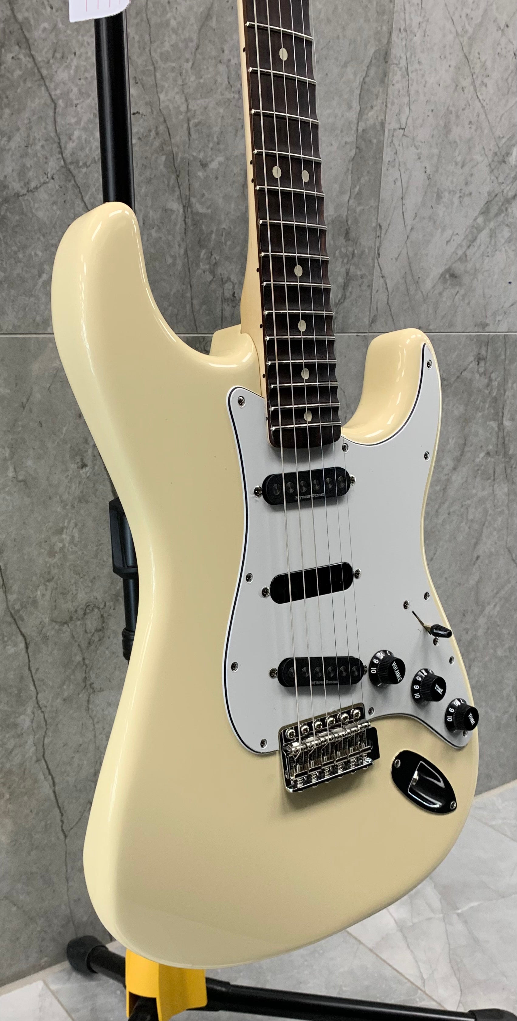 Fender Ritchie Blackmore Stratocaster Scalloped Rosewood Fingerboard Olympic White F-0139010305