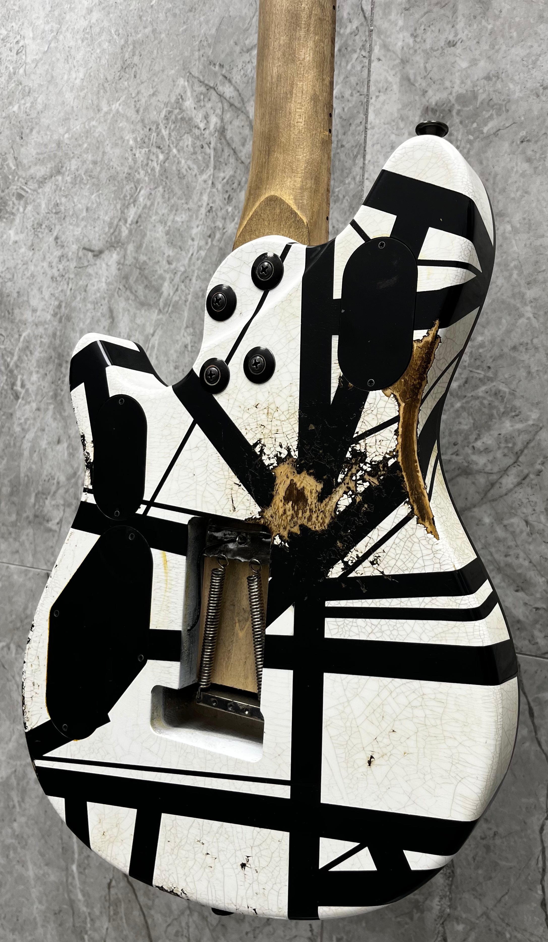 EVH USA CUSTOM SHOP STRIPED RELIC WOLFGANG WHITE / BLACK 5101025093 SERIAL NUMBER WG17791A - 8 LBS 6 OZ