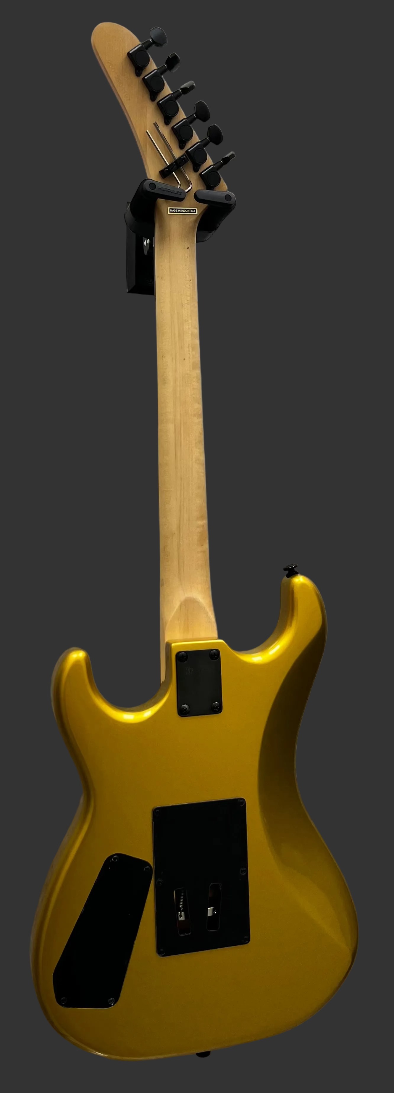 Kramer 50th Anniversary Series - Curated K50BA Baretta Gold gloss finish W/ GIG BAG SERIAL NUMBER 26012901197 - 8 LBS 10 OZ