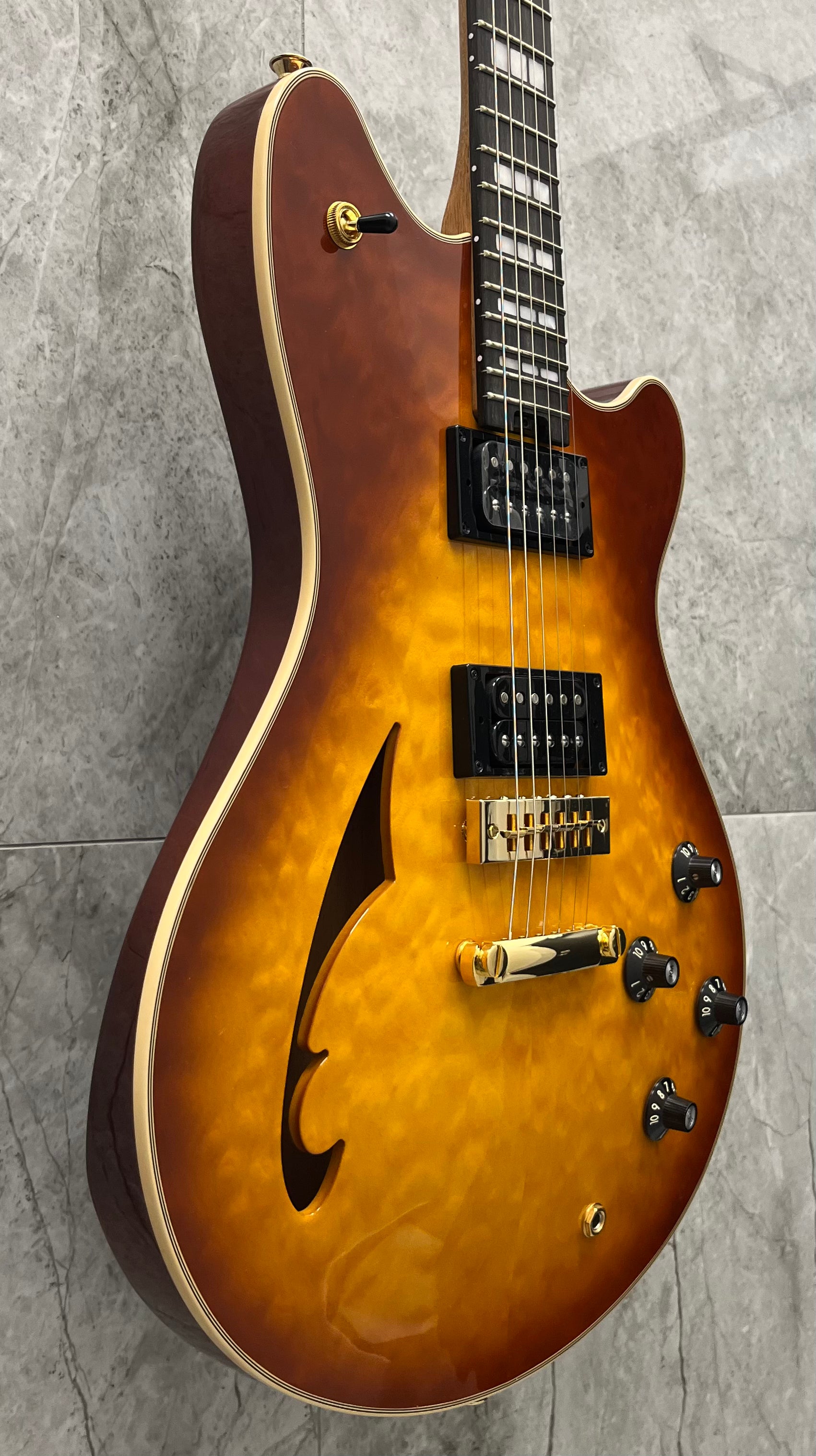EVH SA-126 Special SEMI HOLLOW BODY QM, Tobacco Sunburst 5107726893 USED SPECIAL SERIAL NUMBER SA126241138 - 8.0 LBS