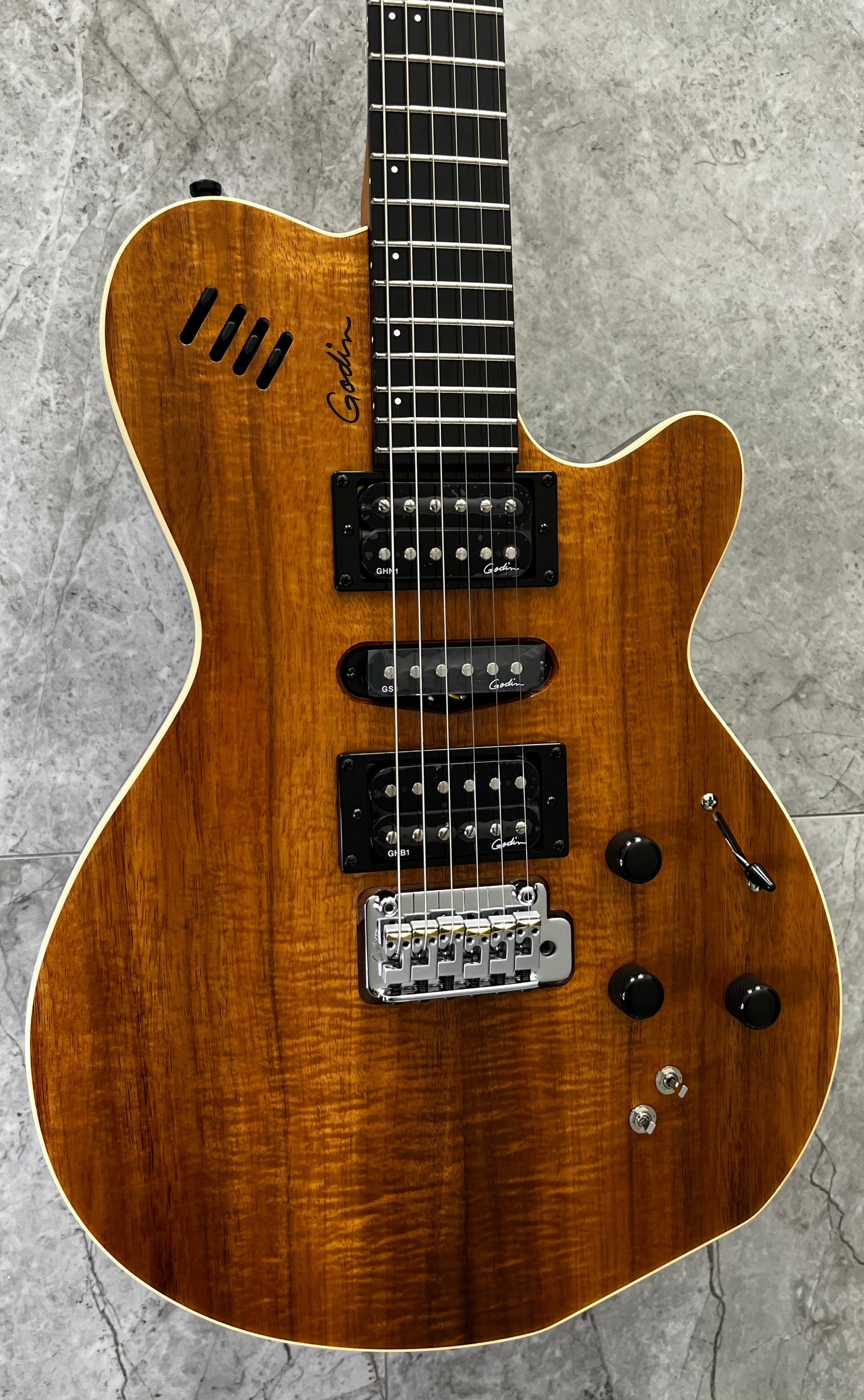Godin Made in Canada xtSA 6 String Koa Extreme HG W/ GIG BAG 041497 SERIAL NUMBER 26316368 - 7 LBS 9 OZ