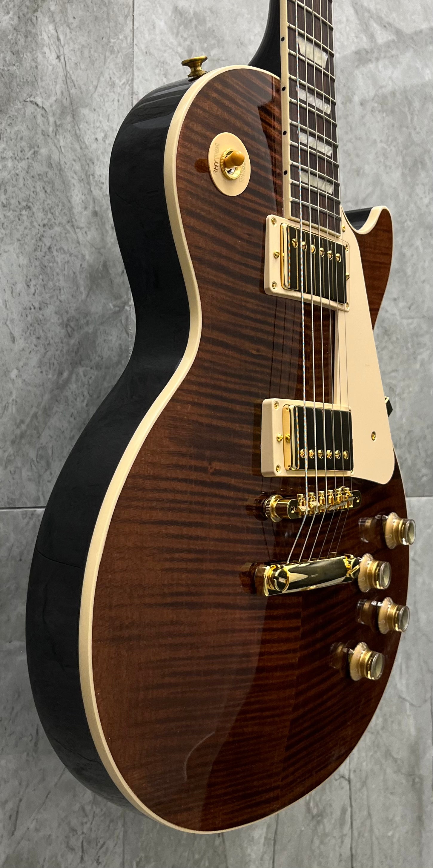 Gibson USA Les Paul Standard Figured Flame Top 60s Electric Guitar with Hardshell Case - Root Beer LPS624ROGH SERIAL NUMBER 233140355 - 9.4 LBS