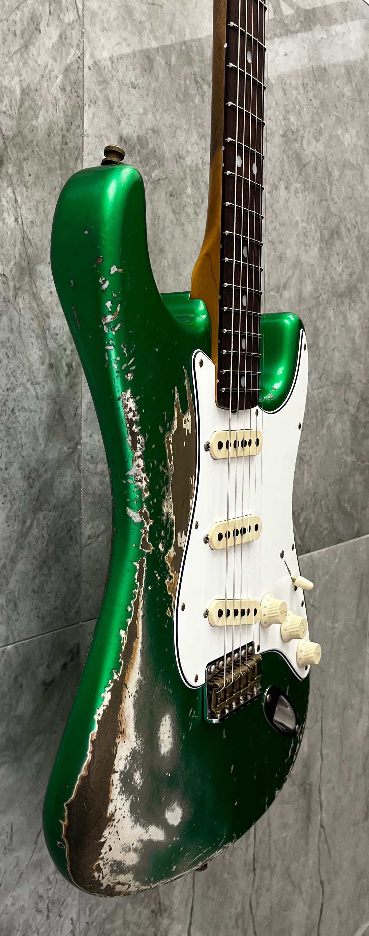 FENDER USA CUSTOM SHOP Strat Pro Super Heavy Relic, 3A Rosewood Fingerboard, Candy Apple Green 9231016930 SERIAL NUMBER 20391 - 7 LBS 11 OZ
