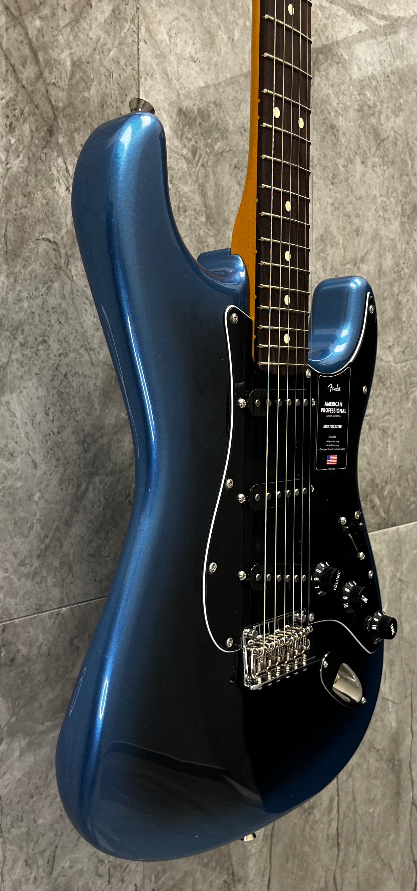 FENDER American Professional Stratocaster MADE IN THE USA Rosewood Fingerboard, Dark Night 011-1110-761 SERIAL NUMBER US26081717 - 8 LBS 4 OZ