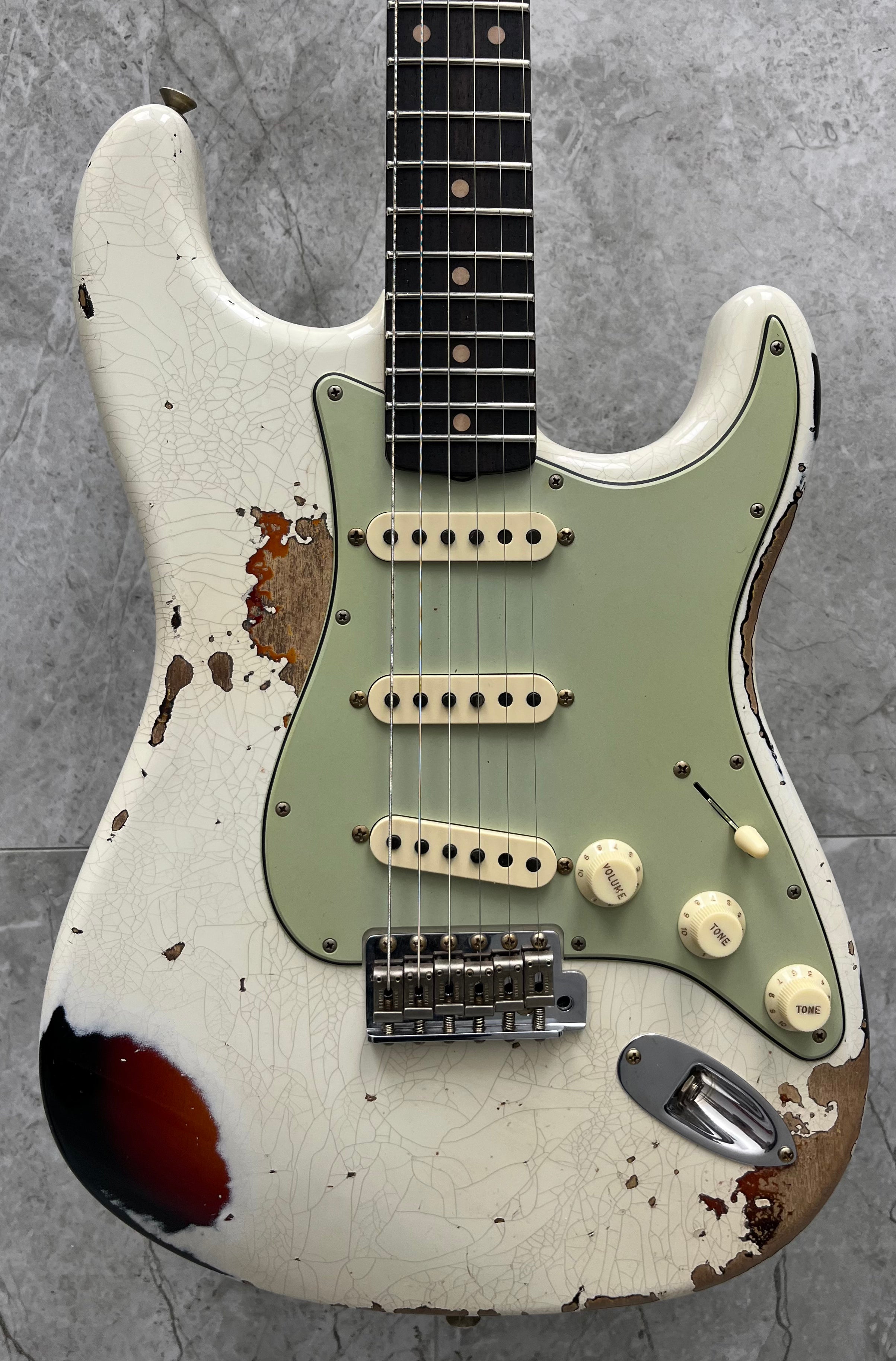 Fender USA Custom Shop Limited Edition 1962 Heavy Relic Stratocaster Aged Olympic White Over 3-Tone Sunburst 9236081164 SERIAL NUMBER CZ586716 7 LBS 15 OZ