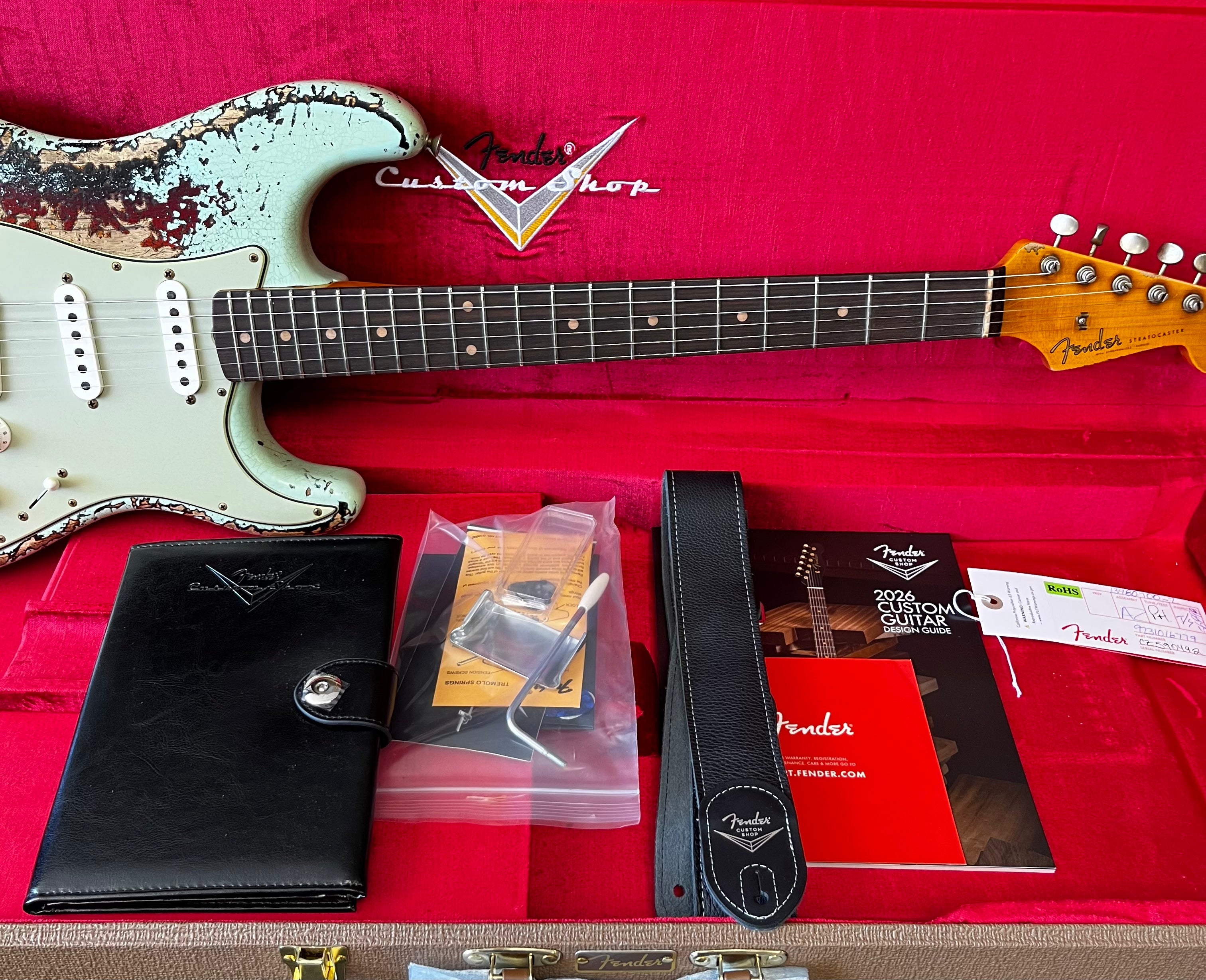 FENDER USA CUSTOM SHOP 1961 Stratocaster Super Heavy Relic, 3A Rosewood Fingerboard, Aged Surf Green over 3-Color Sunburst 9231016779 SERIAL NUMBER CZ590492 - 7 LBS 6 OZ