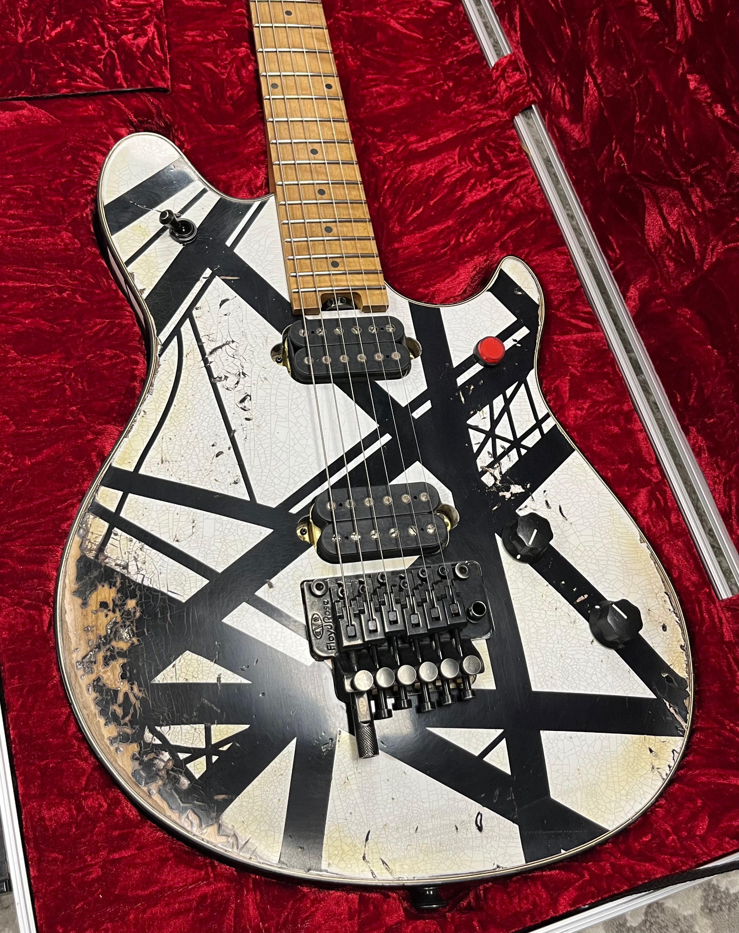 EVH USA CUSTOM SHOP STRIPED RELIC WOLFGANG WHITE / BLACK 5101025093 SERIAL NUMBER WG17583A - 7 LBS 9 OZ