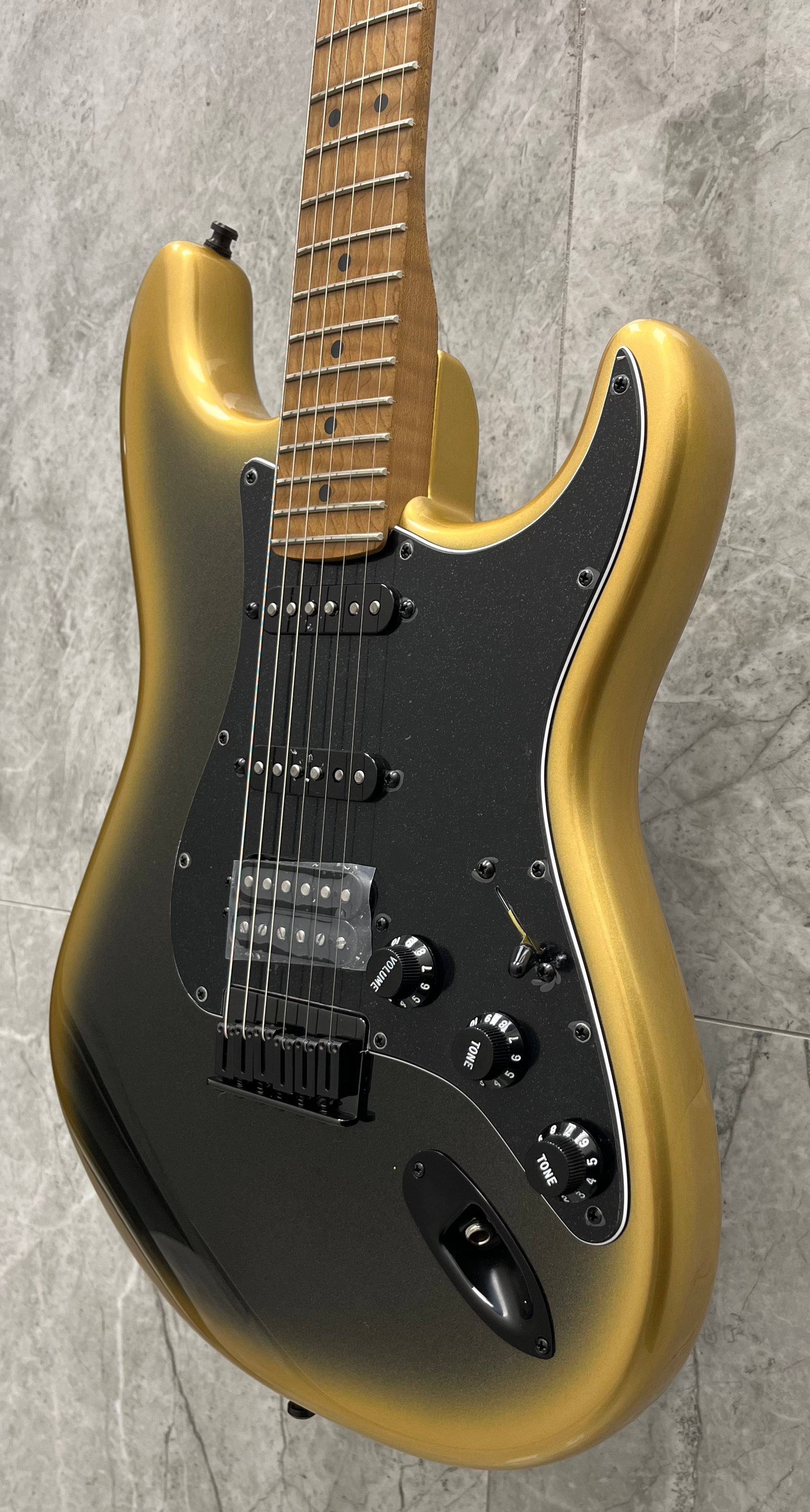 FENDER USA Limited Edition American Professional II Stratocaster, HSS, Roasted Flame Maple Fingerboard Gold Night 0173912771 SERIAL NUMBER US24066632 - 7.2 LBS