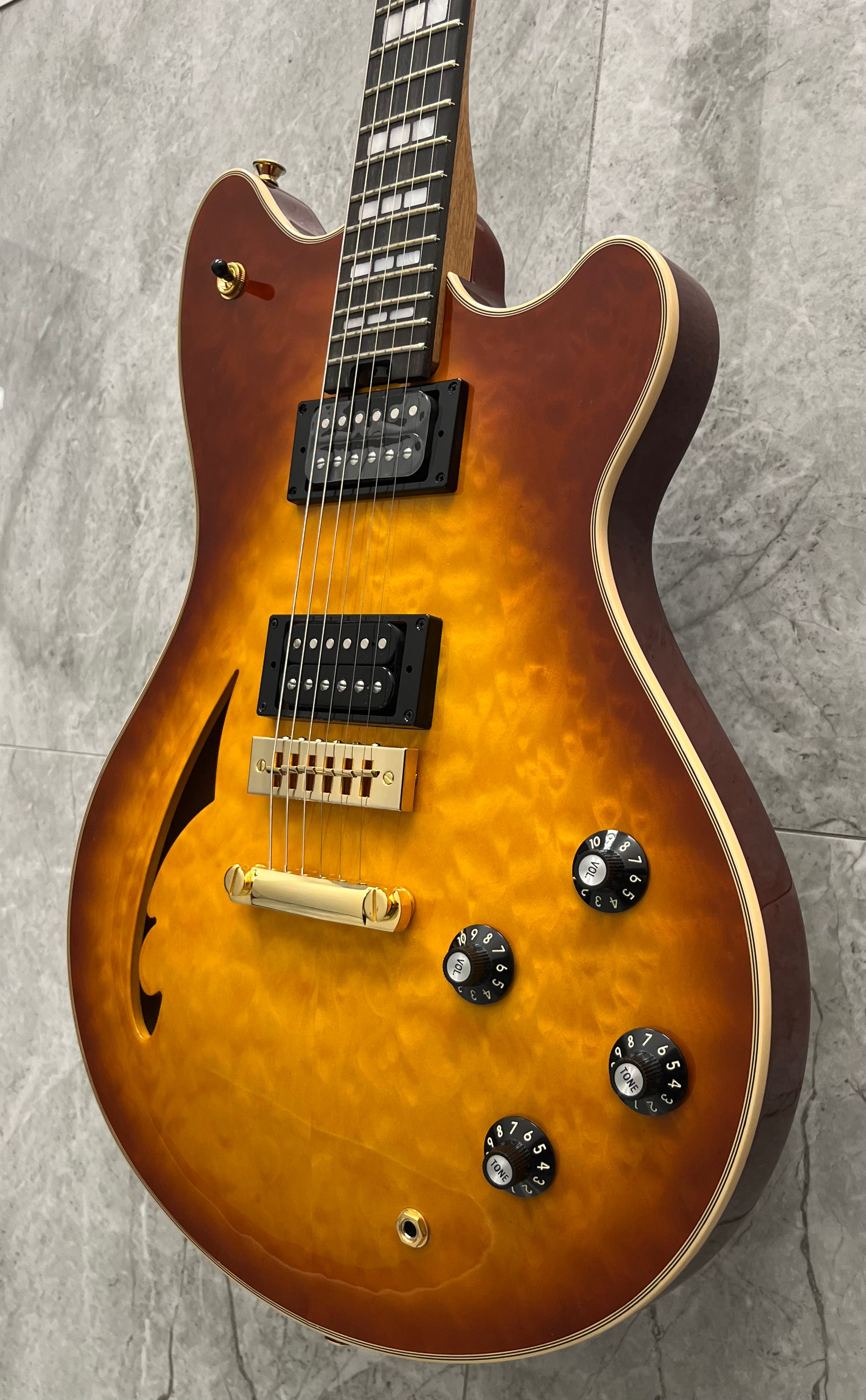 EVH SA-126 Special SEMI HOLLOW BODY QM, Tobacco Sunburst 5107726893 USED SPECIAL SERIAL NUMBER SA126241138 - 8.0 LBS