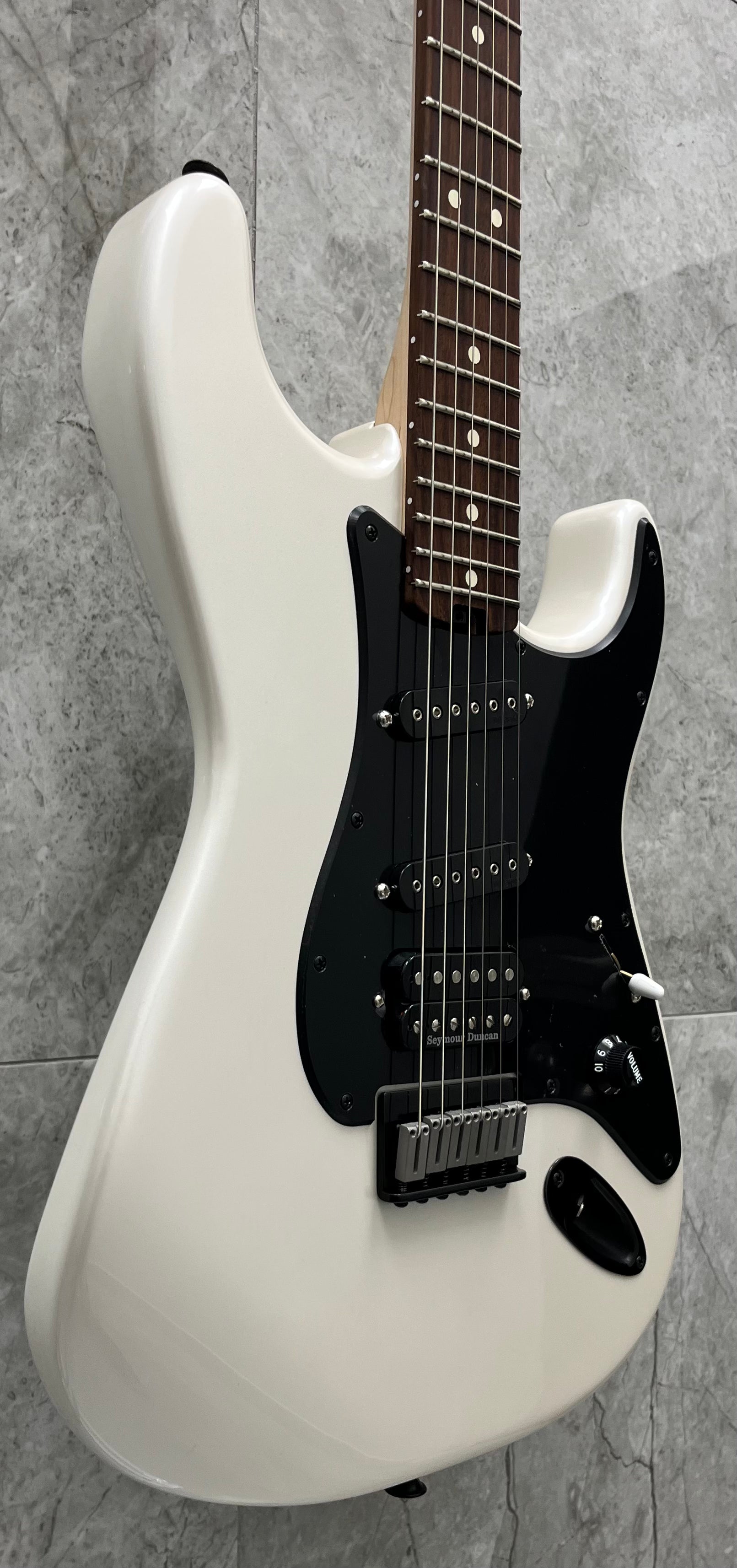 CHARVEL Jake E Lee Signature Pro-Mod So-Cal Style 1 HSS HT Rosewood Fingerboard Pearl White 2966253576 SERIAL NUMBER MC218934 - 7 LBS 9 OZ