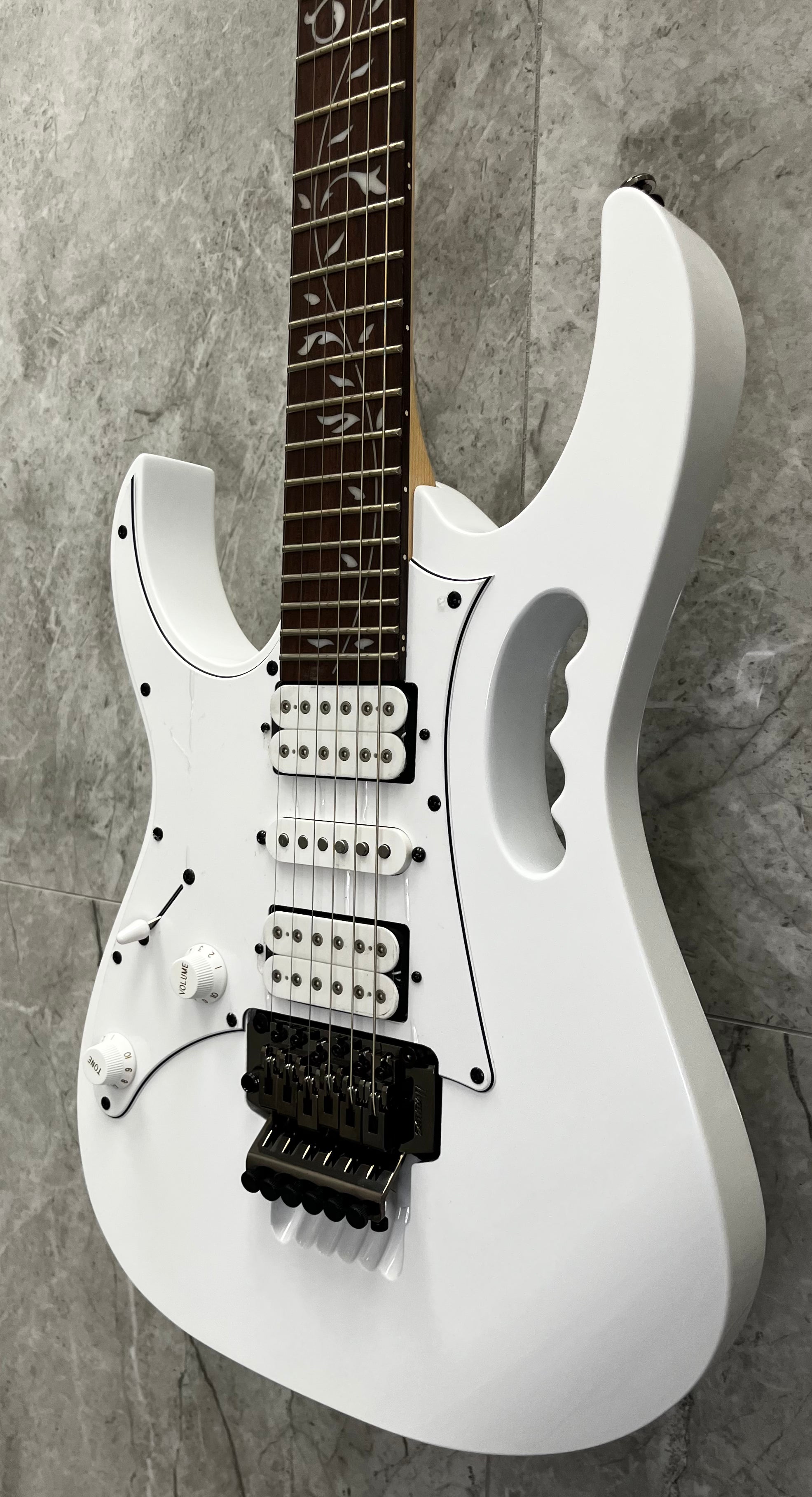 Ibanez JEMJRLWH Steve Vai LEFT HANDED Signature Series Jemjr 6 String LH Electric Guitar White SERIAL NUMBER I260102622 - 7 LBS 8 OZ