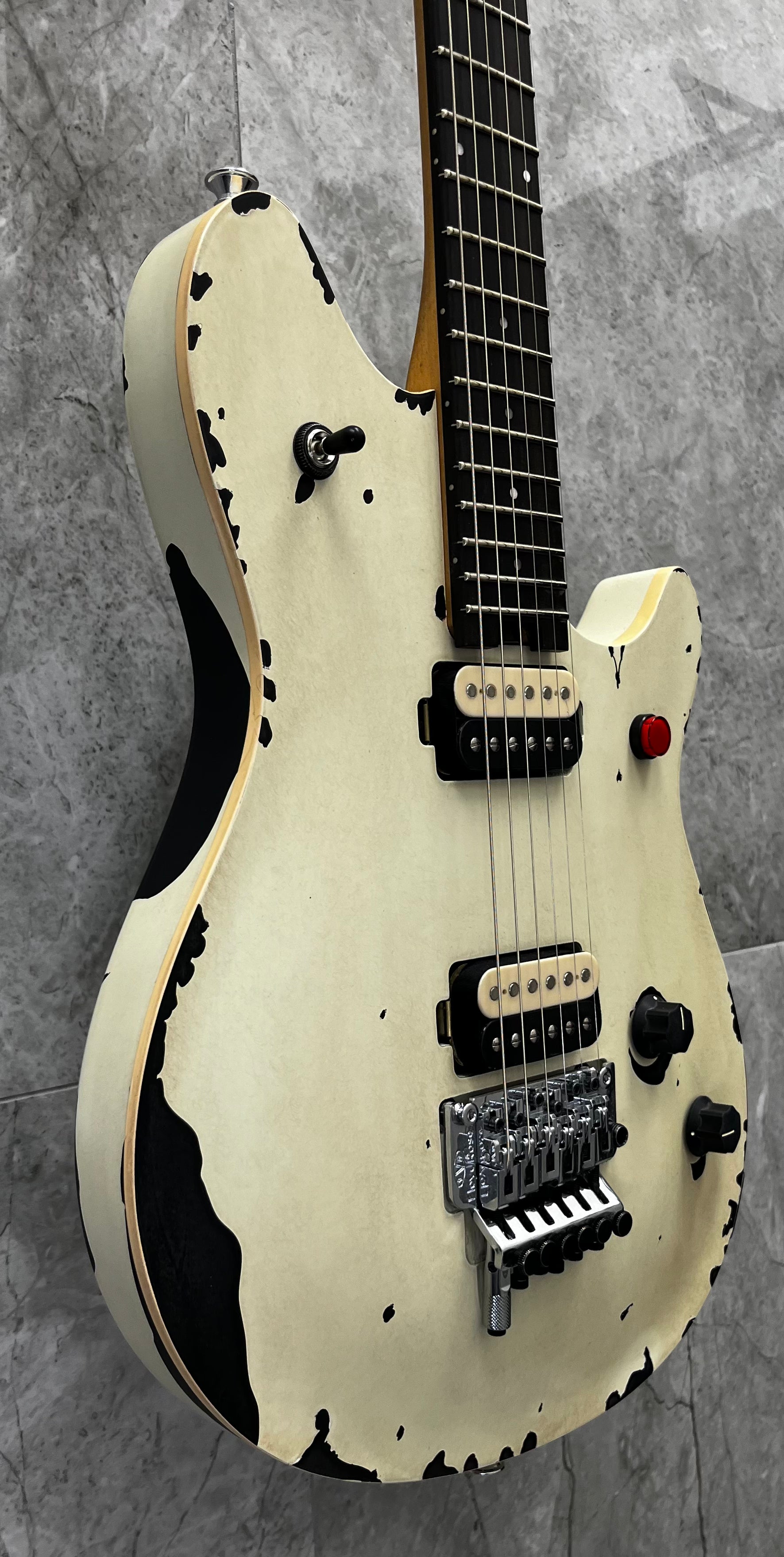 EVH Limited Edition 2015 Tour Relic Wolfgang Special Striped Series, Ebony Fingerboard, Distressed Ivory 5107015300 SERIAL NUMBER WG251470M - 7 LBS 3 OZ