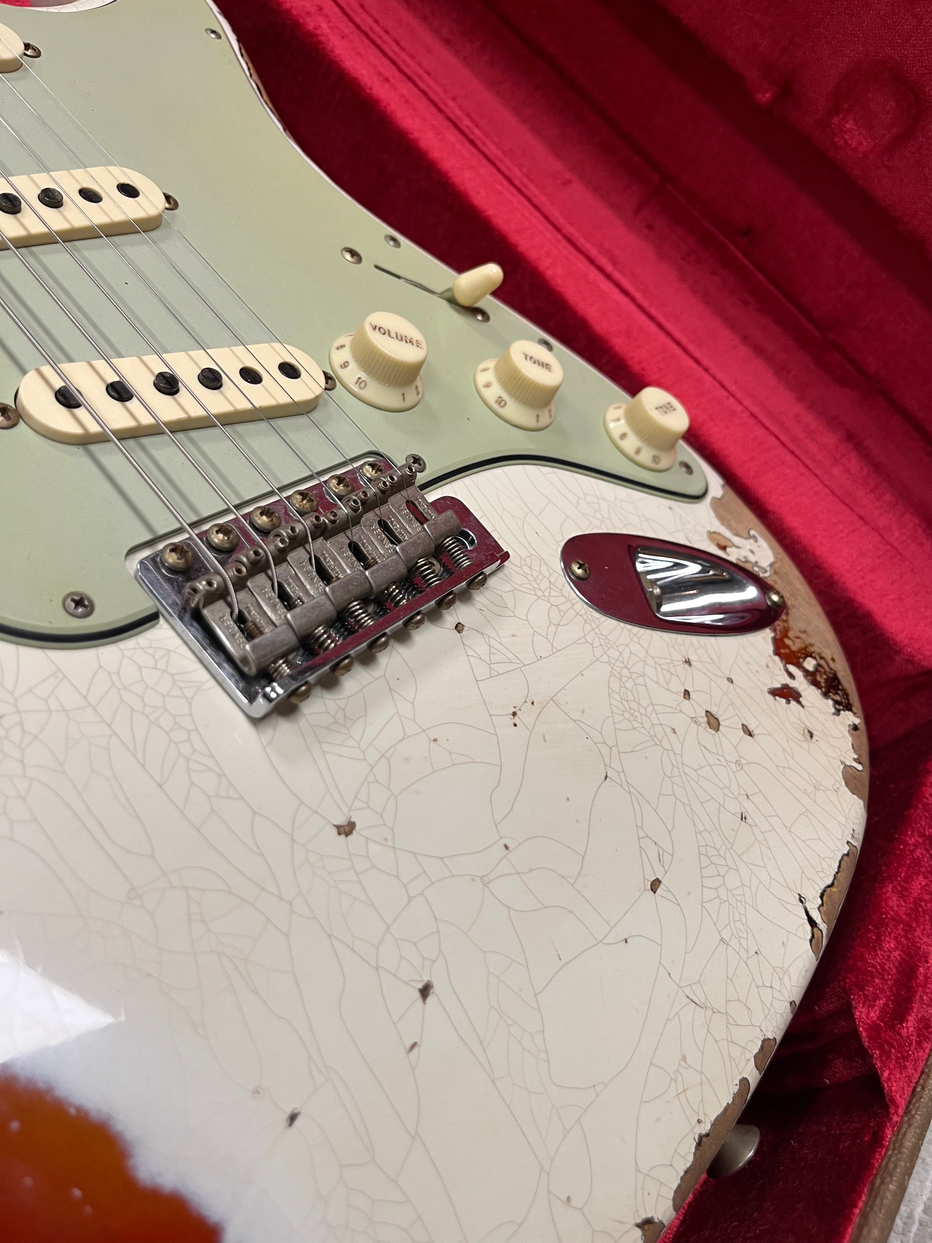 Fender USA Custom Shop Limited Edition 1962 Heavy Relic Stratocaster Aged Olympic White Over 3-Tone Sunburst 9236081164 SERIAL NUMBER CZ586716 7 LBS 15 OZ