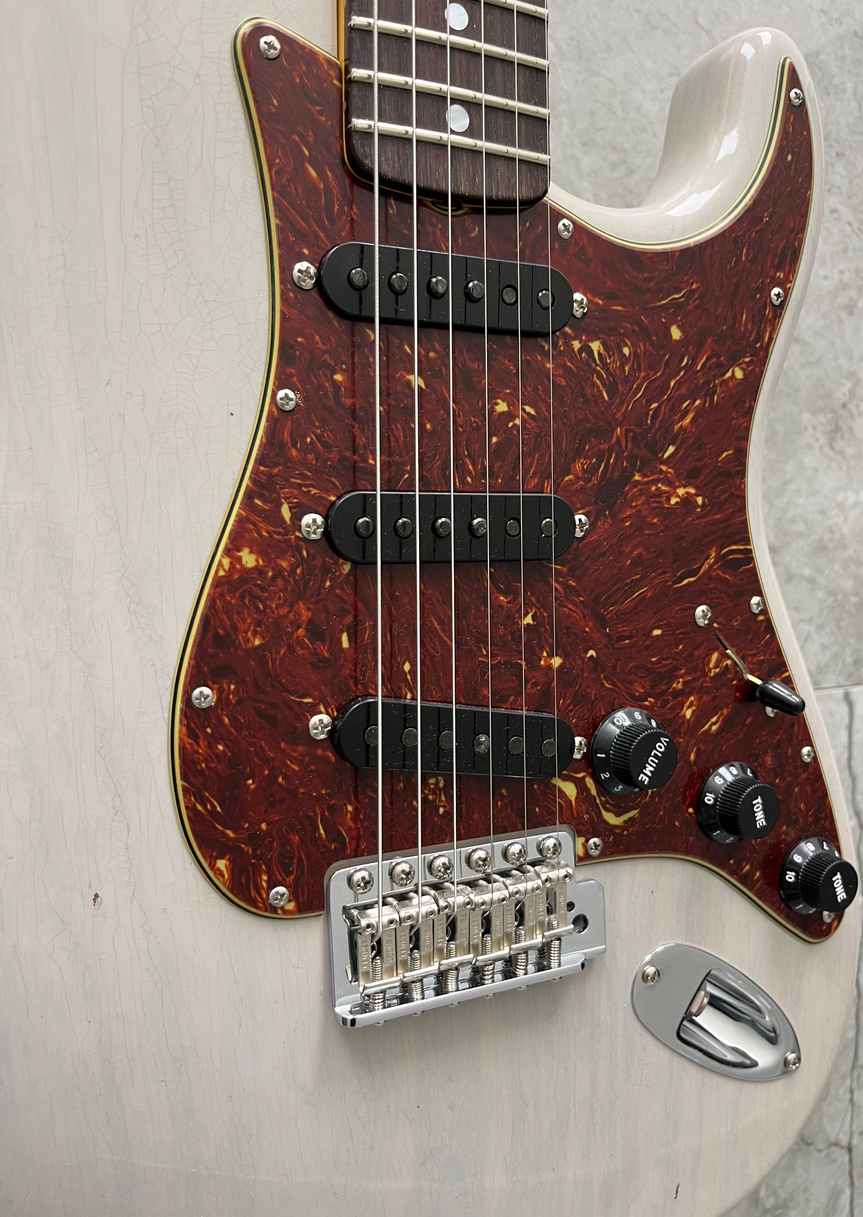 Fender USA Custom Shop Limited Edition Roasted Stratocaster Journeyman Relic with Closet Classic Hardware, Rosewood Fingerboard, Dirty White Blonde 9235700070 SERIAL NUMBER 18639 - 7.0 LBS